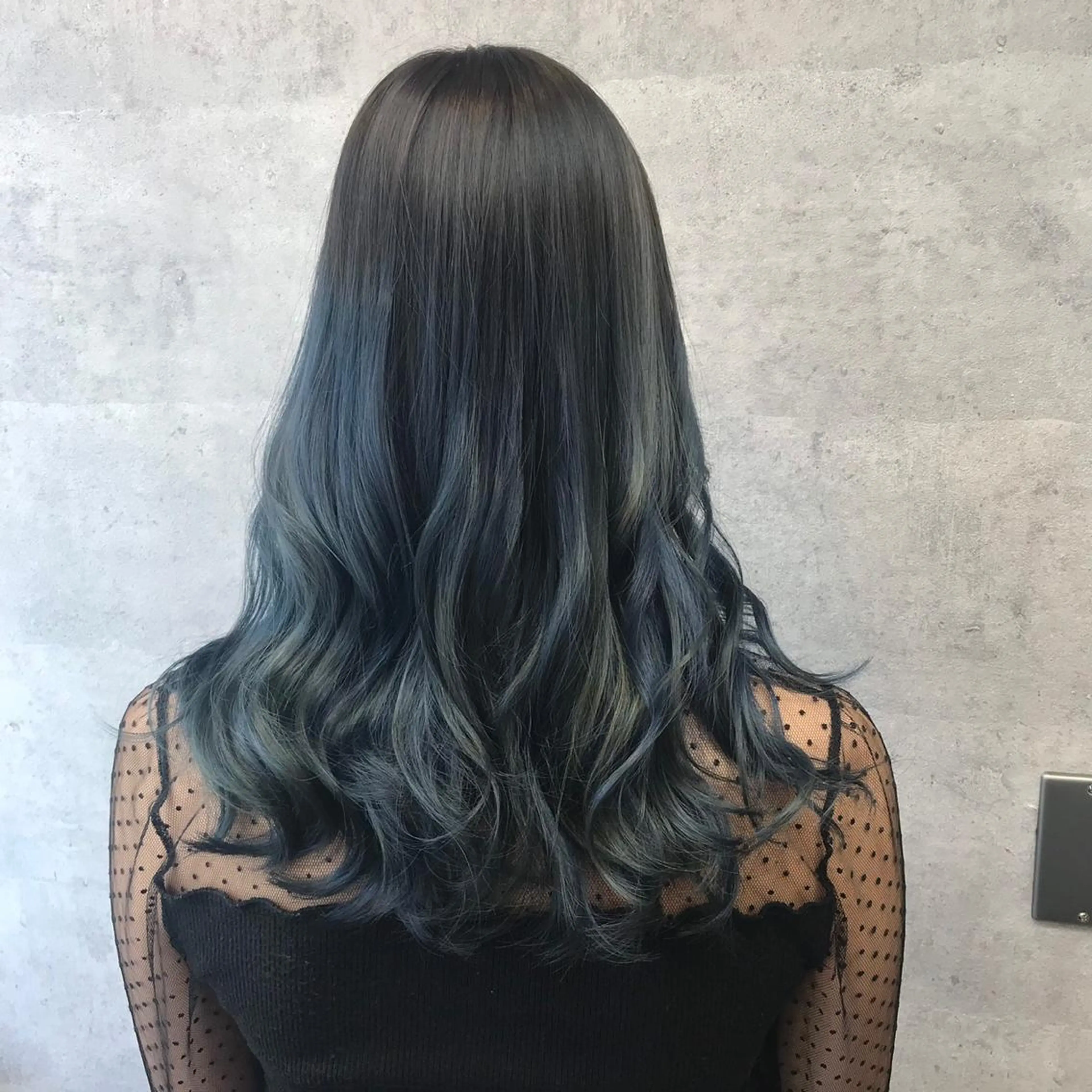 ロング カラー ブリーチ ブルーカラー ブルージュ ヘアカラー Chara Chalone所属・今野 美栄のヘアスタイル