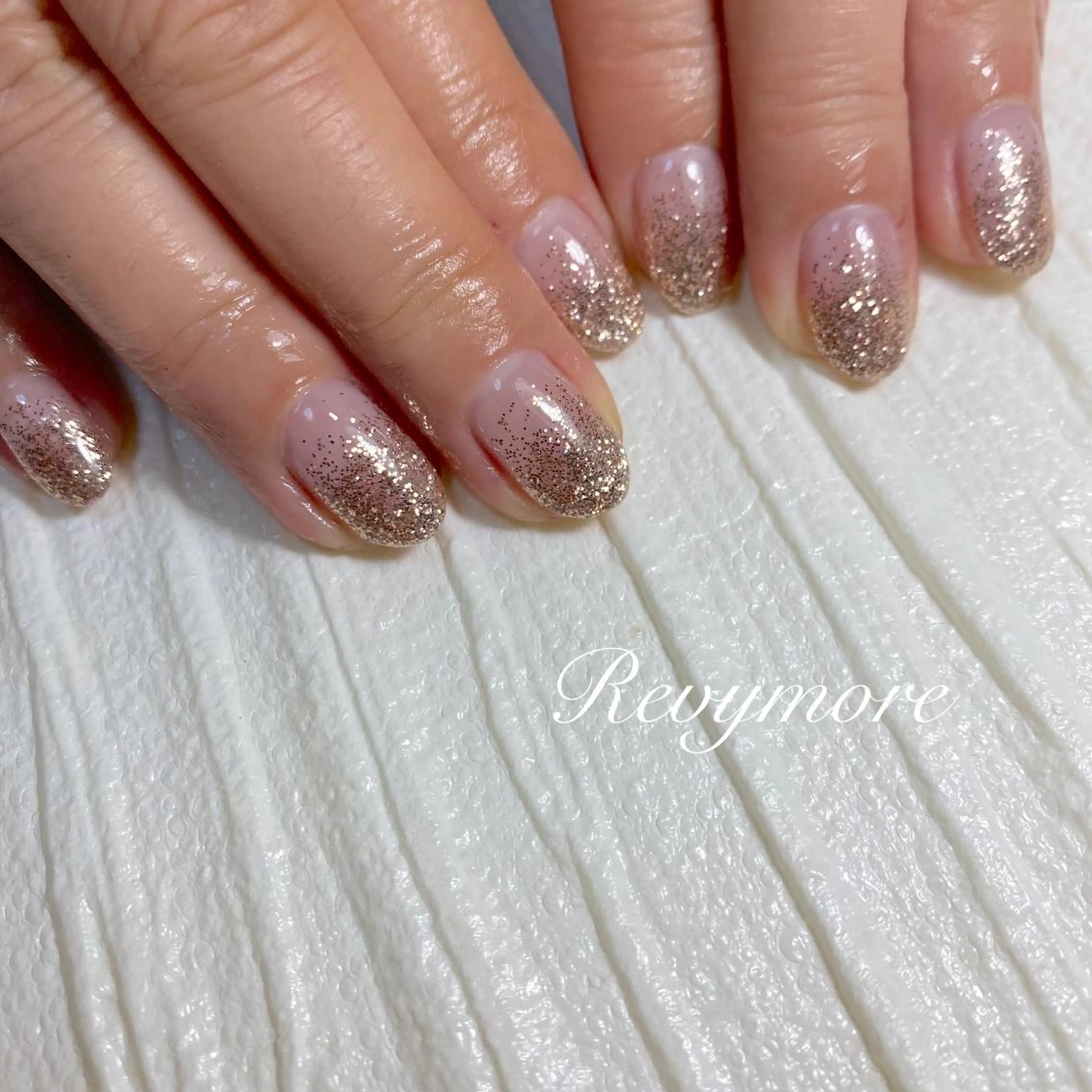 ミディアム ネイル 韓国風ヘア ジェルネイル グラデーション キラキラネイル 韓国ネイル nail salon Revymore所属・nail salon Revymoreのネイルデザイン