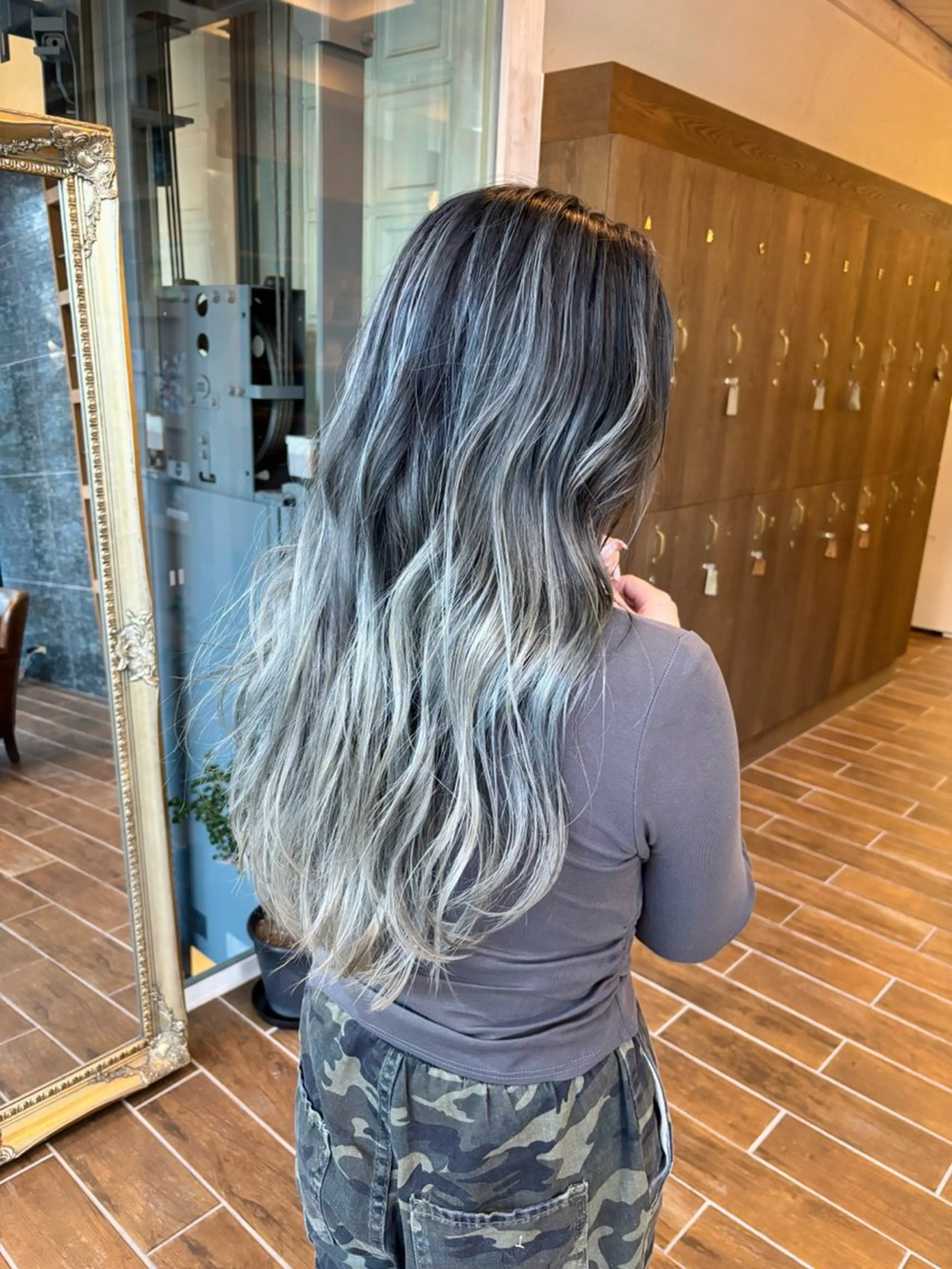 ロング レイヤーカット ヘアカラー ハイトーン/デザイン カラー/るいのヘアスタイル