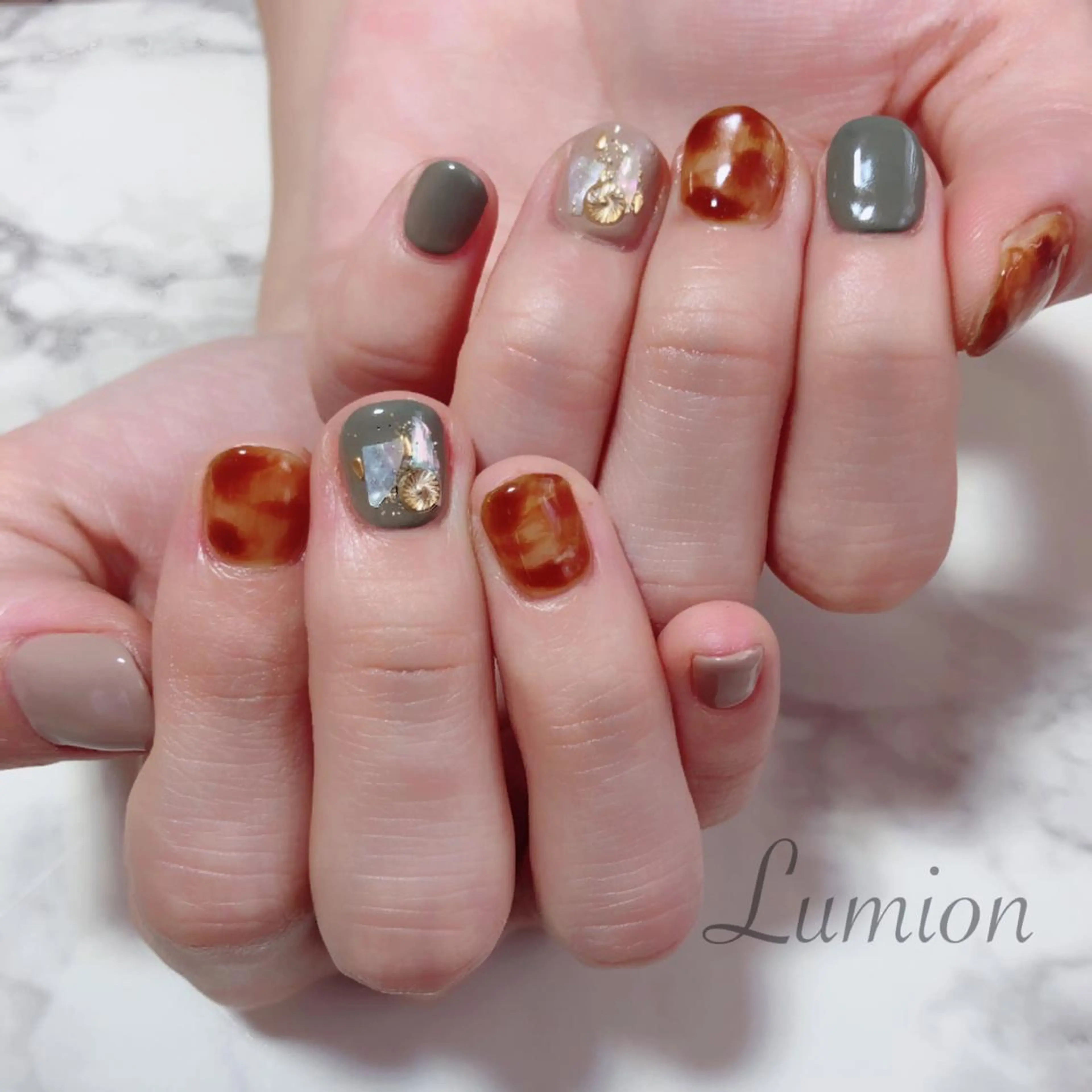 ネイル べっ甲ネイル カジュアル ハンドネイル 菊地 美沙斗のネイルデザイン