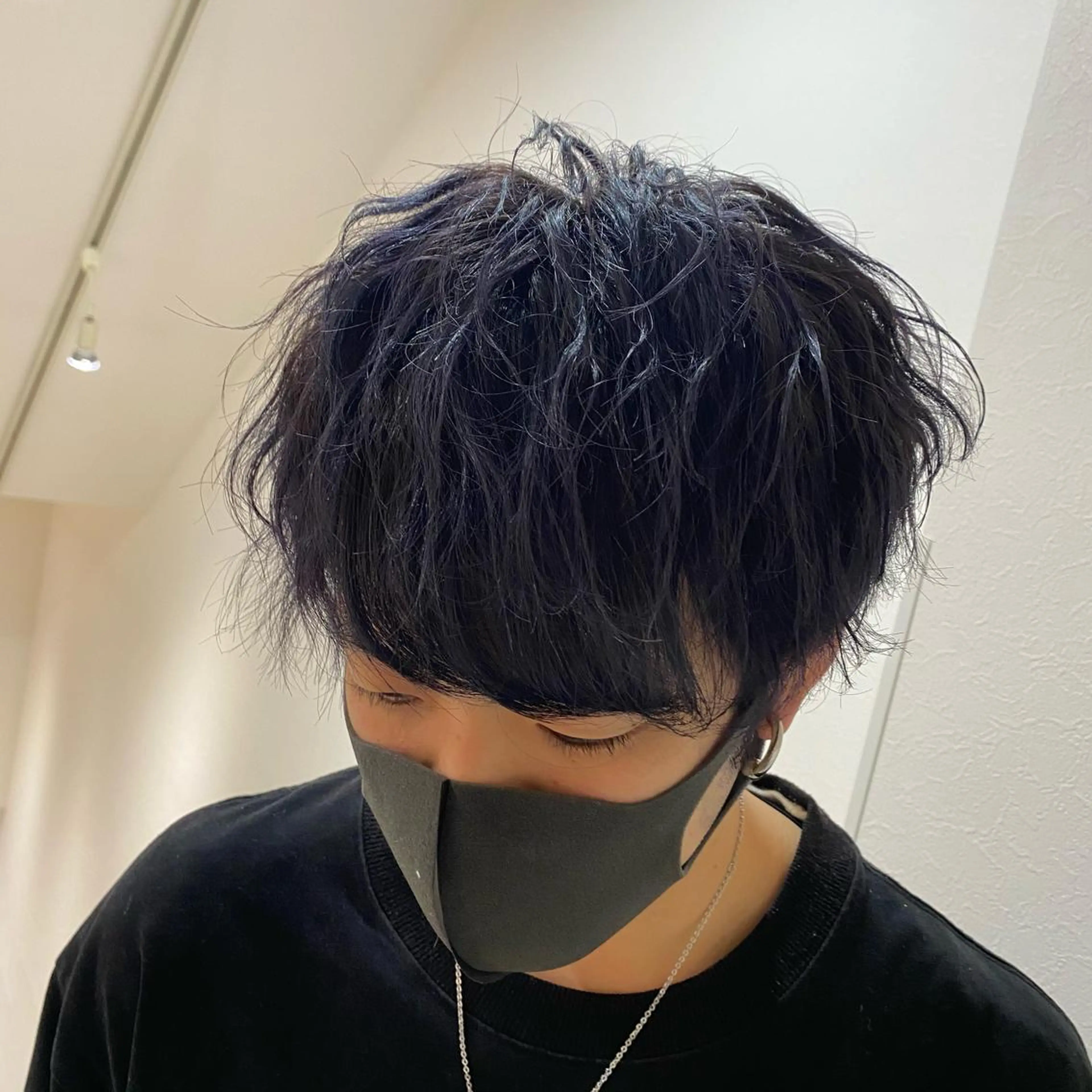 ショート カラー メンズ ブルーカラー ブルーグレー THE ESCALA 町田所属・町田縮毛矯正/ 髪質改善/美髪特化のヘアスタイル