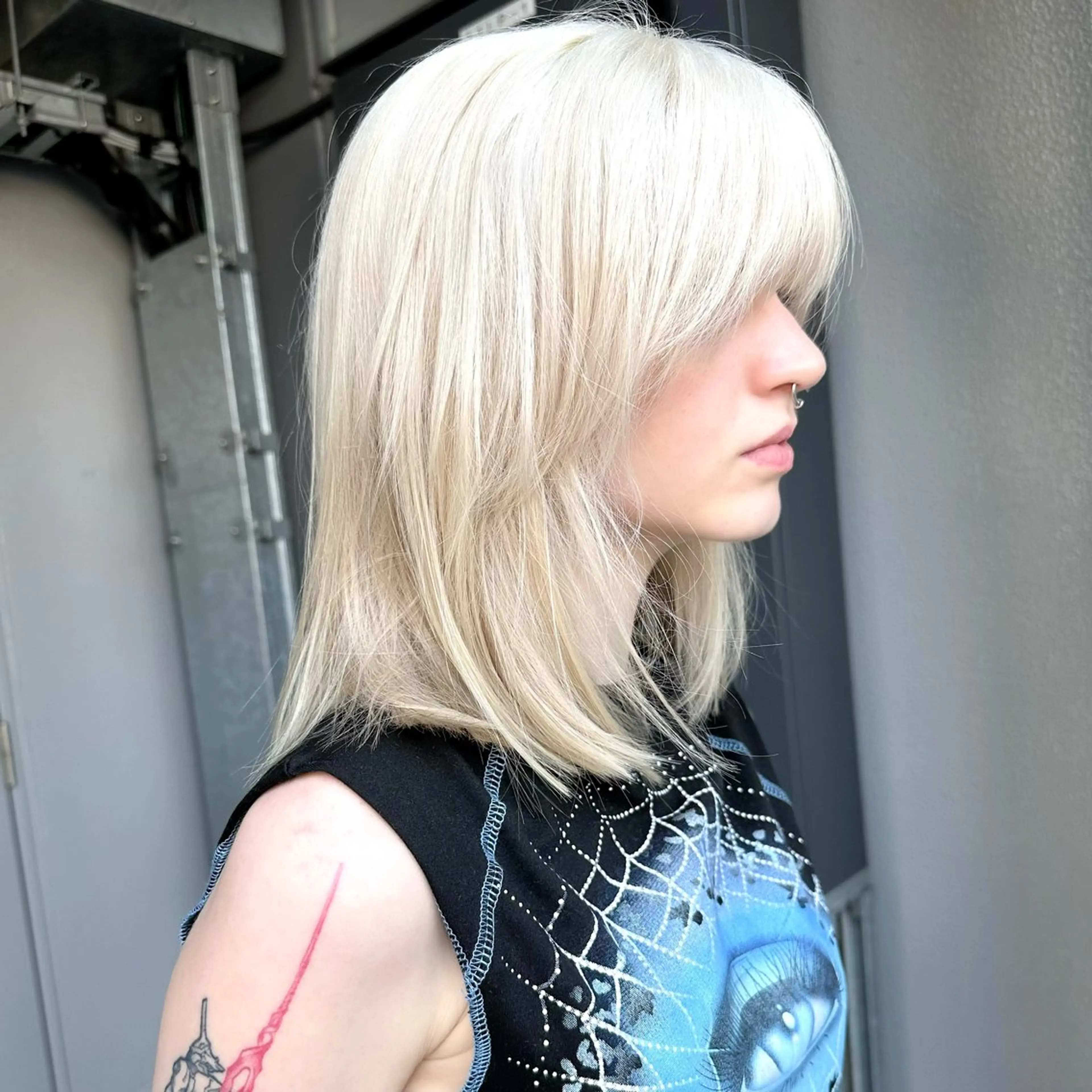 ミディアム カラー ブリーチ ブロンド ケアブリーチ ホワイトブロンド 顔まわりレイヤー カット ヘアカラー bloc japon所属・ﾌﾞﾚｲｽﾞ˚✧₊⁎ ﾚｲﾔｰToriのヘアスタイル