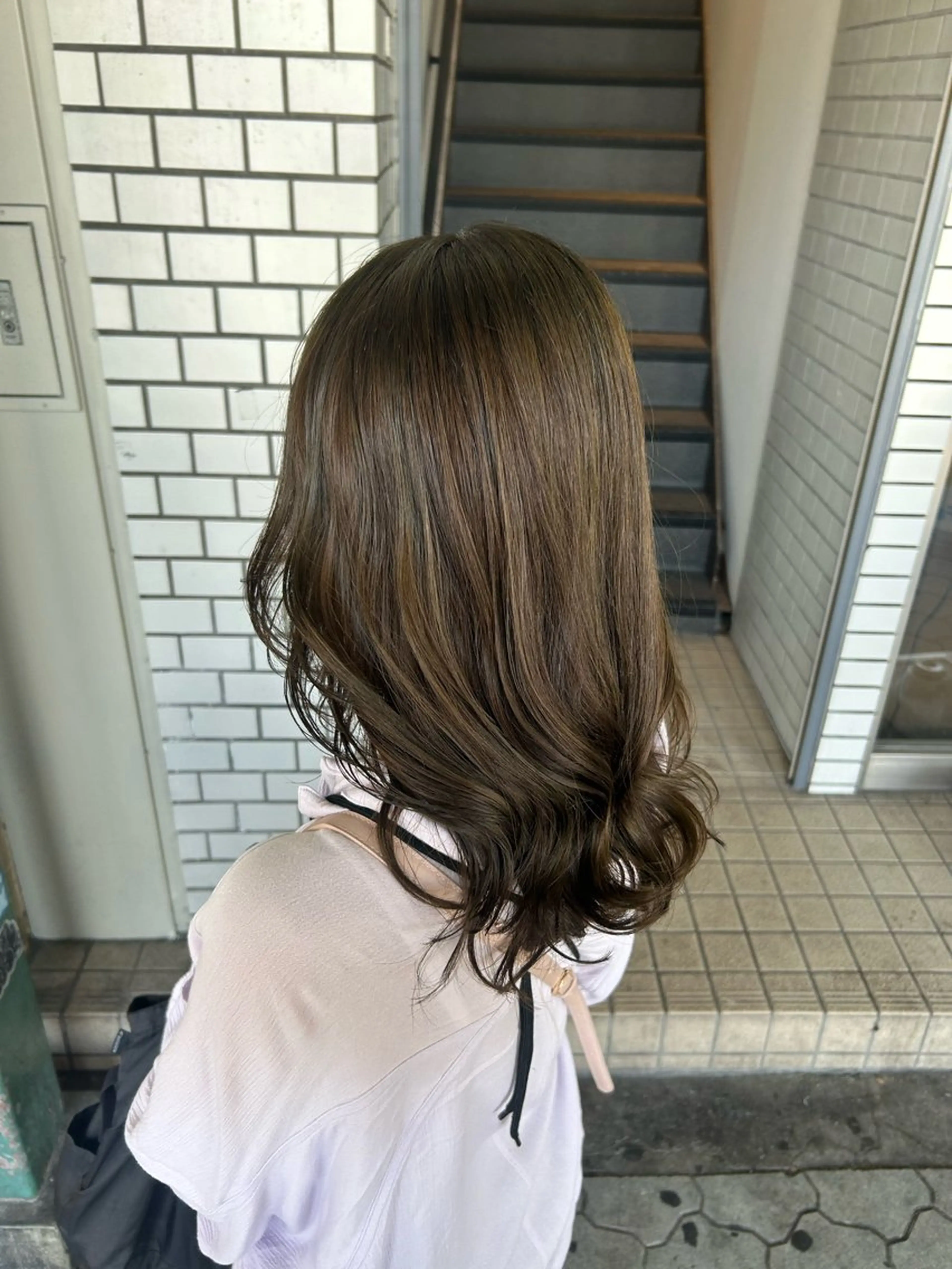 セミロング あやめ🪽 オリーブ/ハイトーンのヘアスタイル