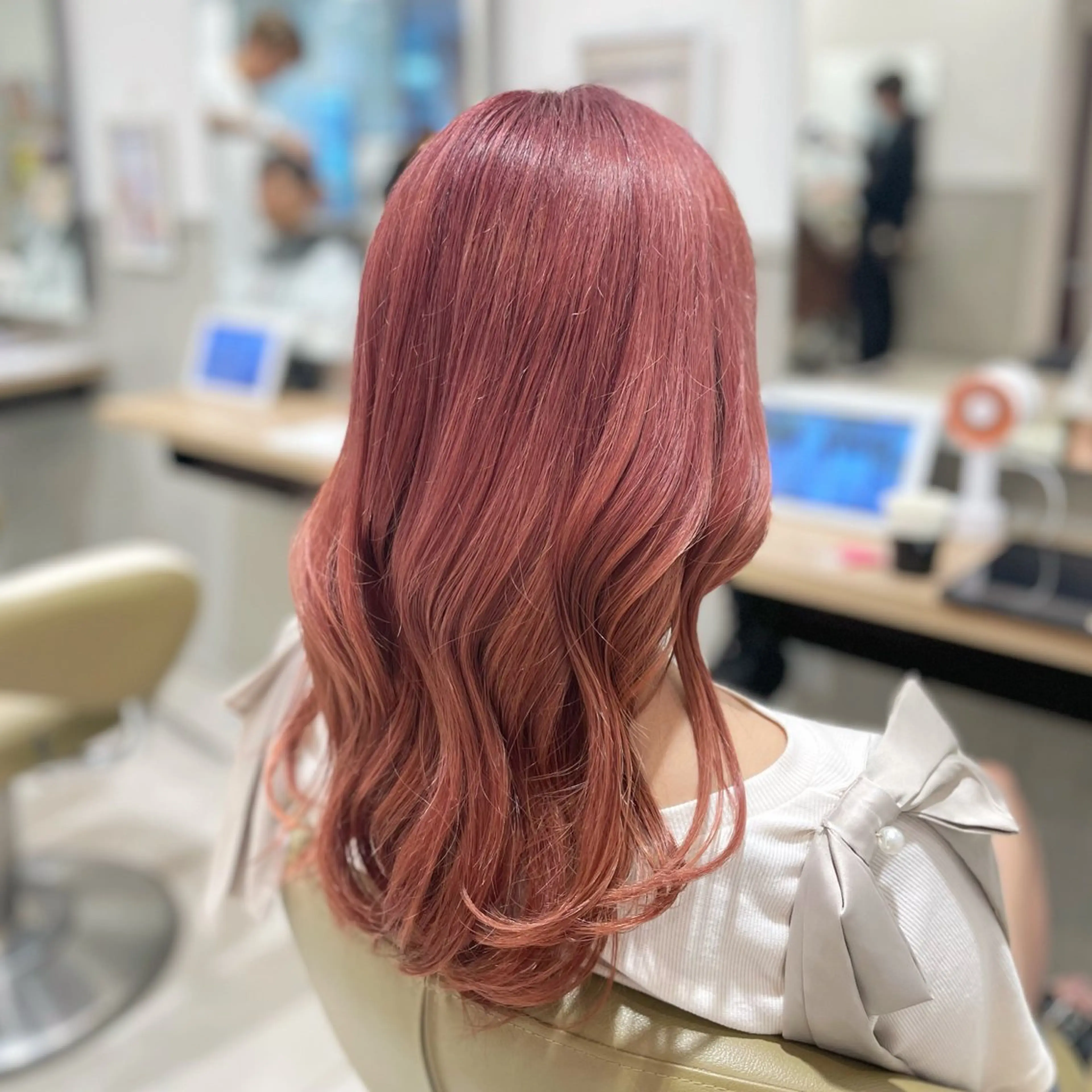 ロング カラー ヘアアレンジ ブリーチ ピンクカラー ヘアカラー トリートメント miwa♡暖色カラー 盛れる顔周り.ヘアメのヘアスタイル