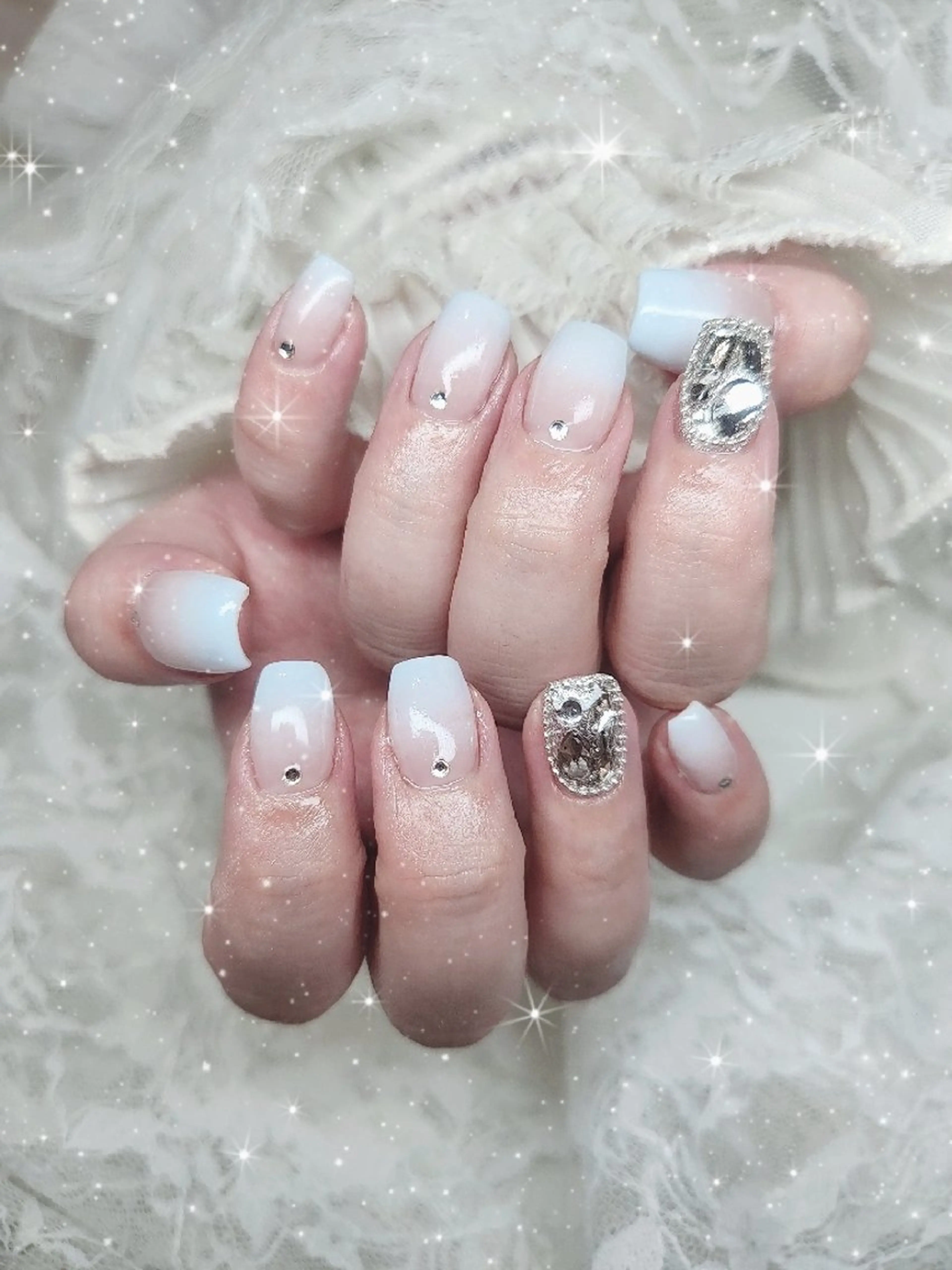 ネイル グラデーション 韓国ネイル 水色 持ち込み オフィスネイル ハンドネイル nailsalon sissy所属・sissy hatsuneのネイルデザイン