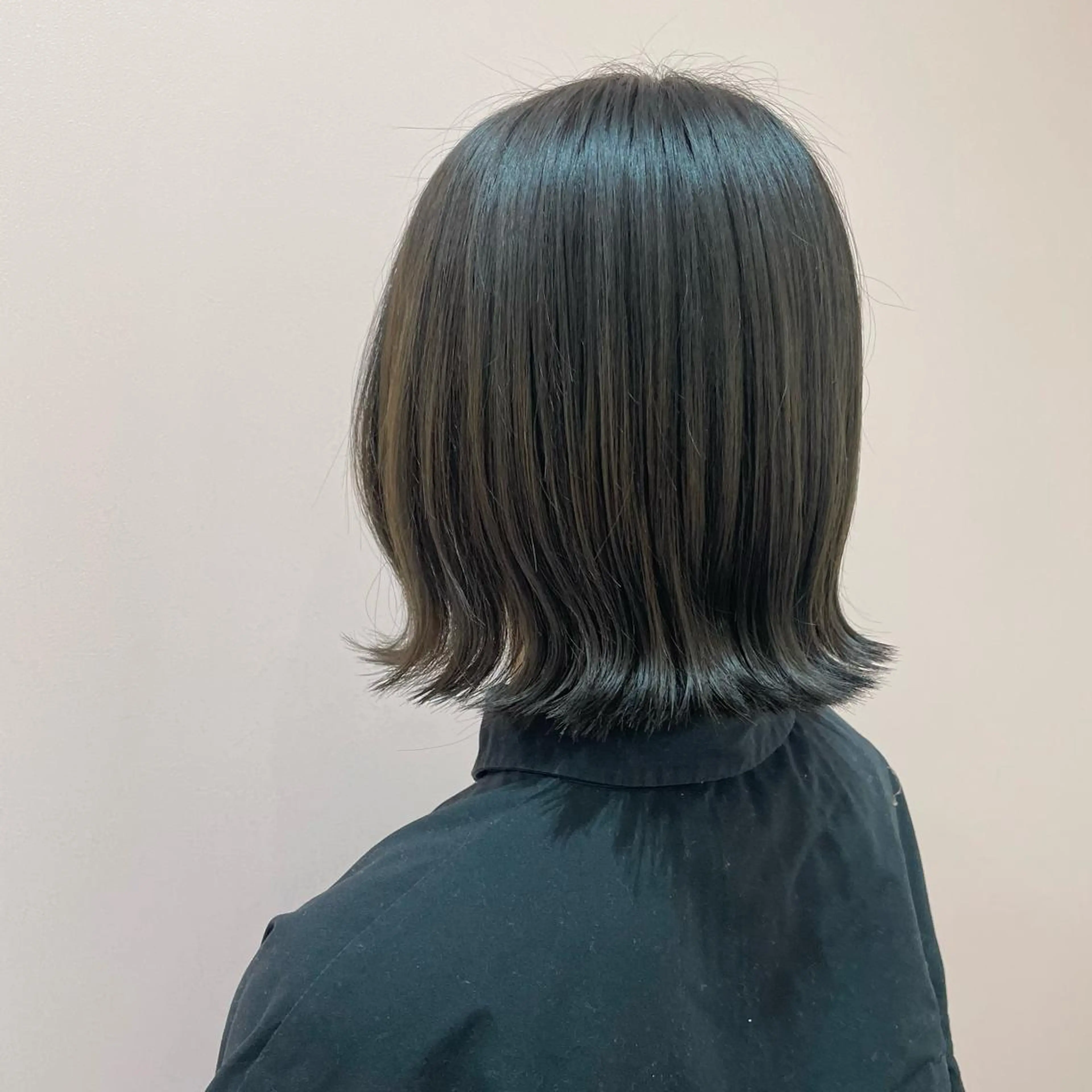 ミディアム カラー ブリーチ 透明感カラー グレージュ カーキグレージュ ブリーチなしカラー トリートメント レイヤーカット/ ハイトーンchimiのヘアスタイル