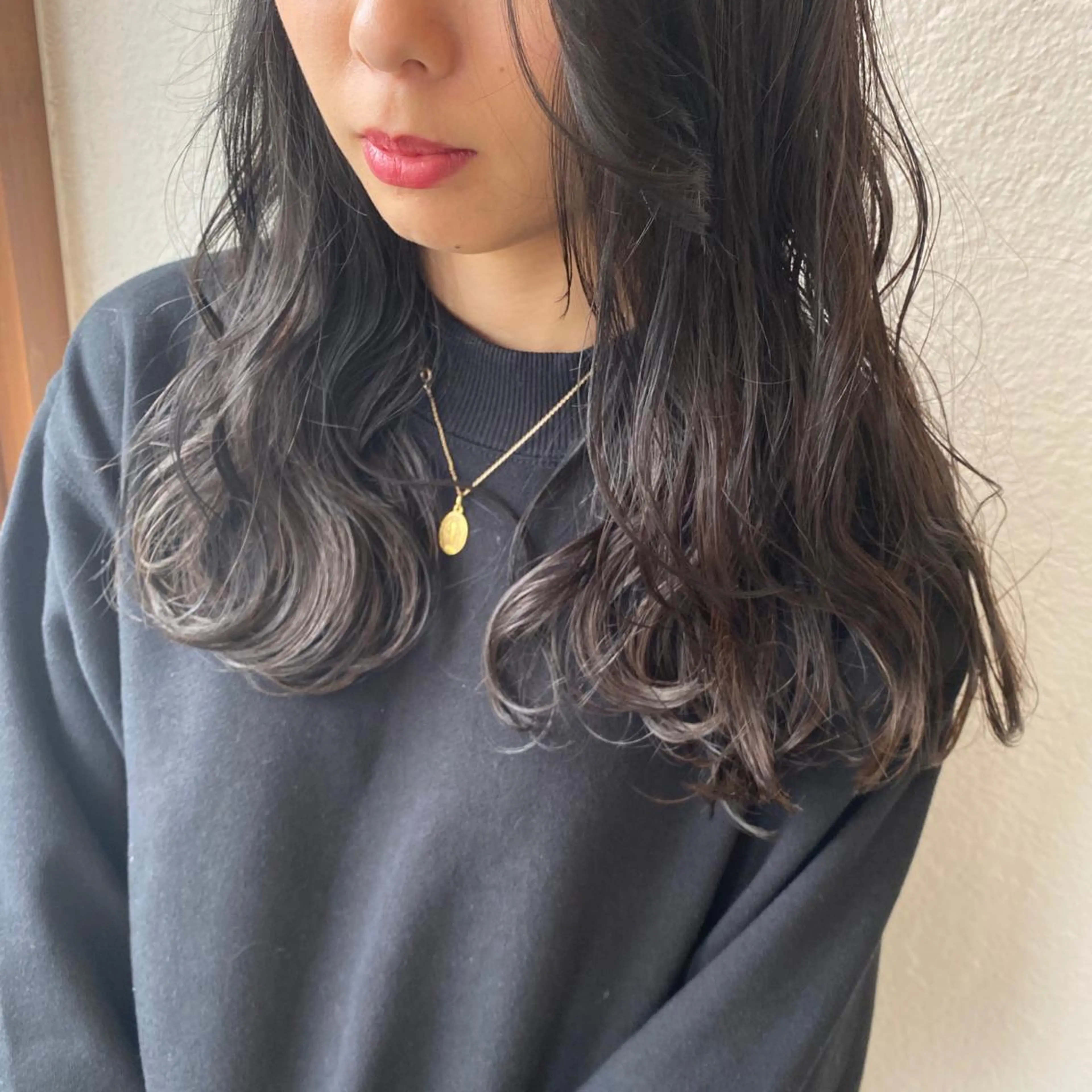 セミロング カラー 透明感カラー グレージュ 入江 志穂のヘアスタイル