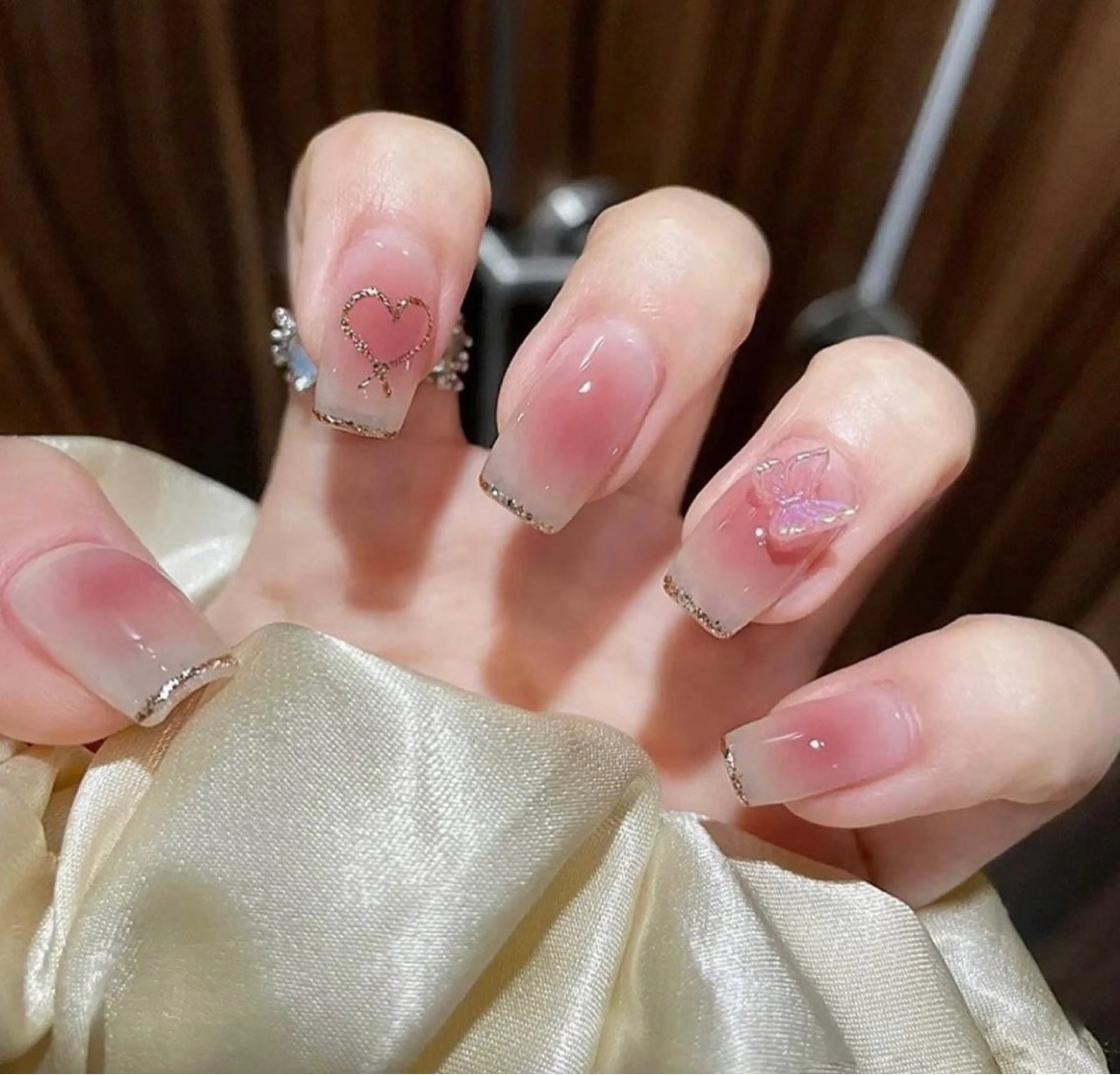 ネイル チークネイル 長さ出し ニュアンスネイル ネイルチップ ワンホンネイル ハンドネイル She   Nail所属・ISA_ BELLAのネイルデザイン
