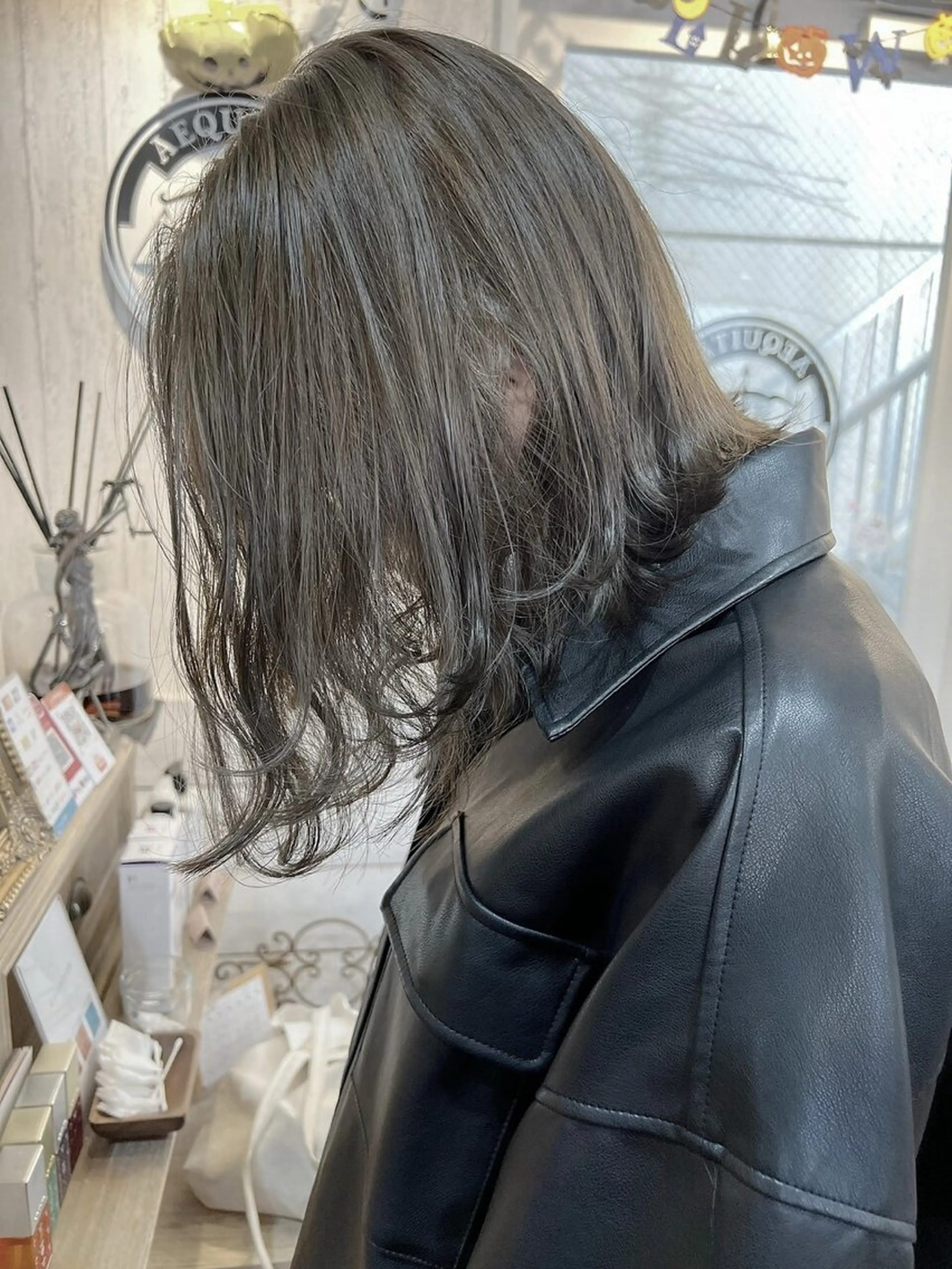 ミディアム カラー 切りっぱなしボブ アディクシーカラー アッシュ ベージュカラー ブリーチ ヘアカラー ダブルカラー　/ インナーカラーMiiのヘアスタイル