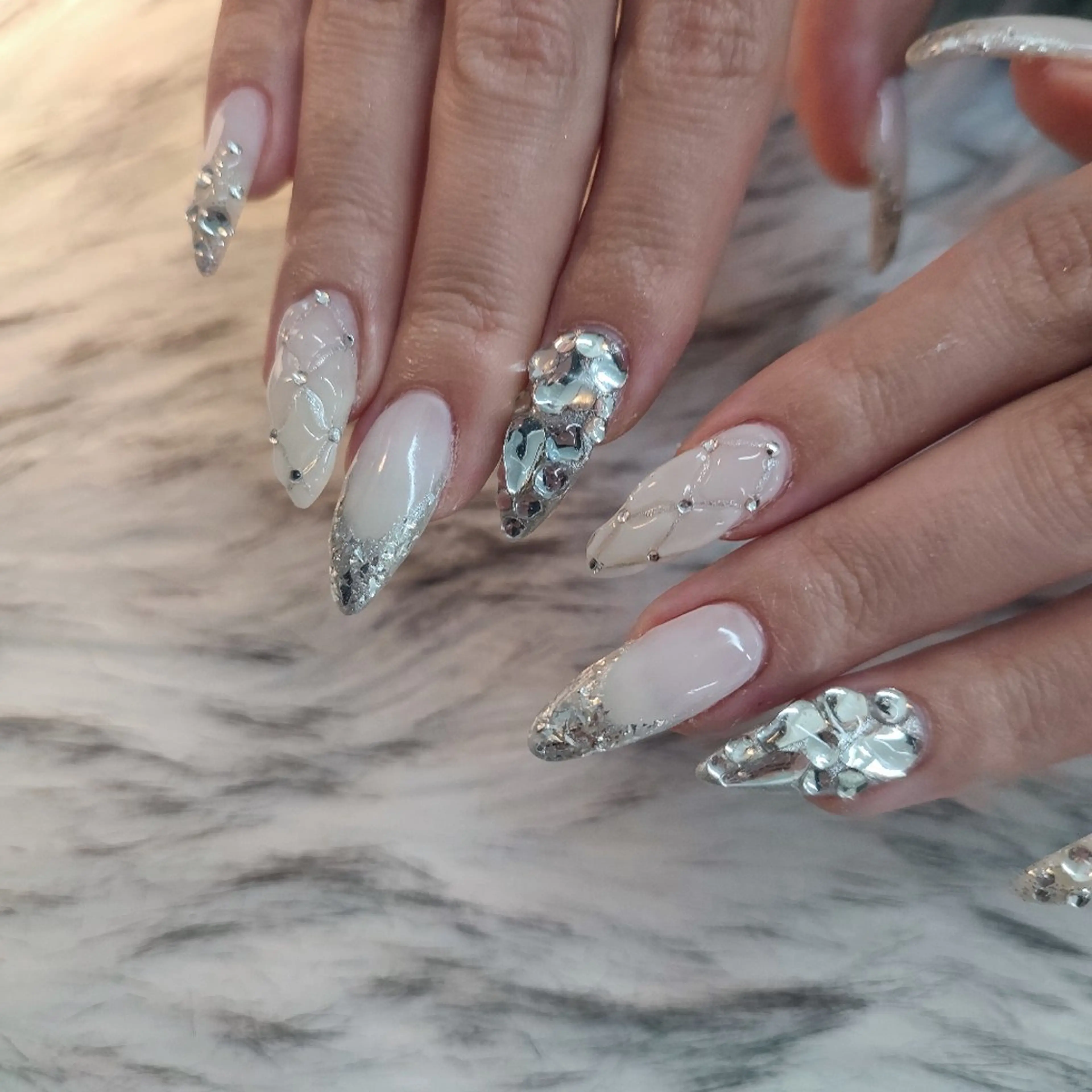 ネイル ハンドネイル RUNWAY 　　の眉毛・アイブロウイメージ