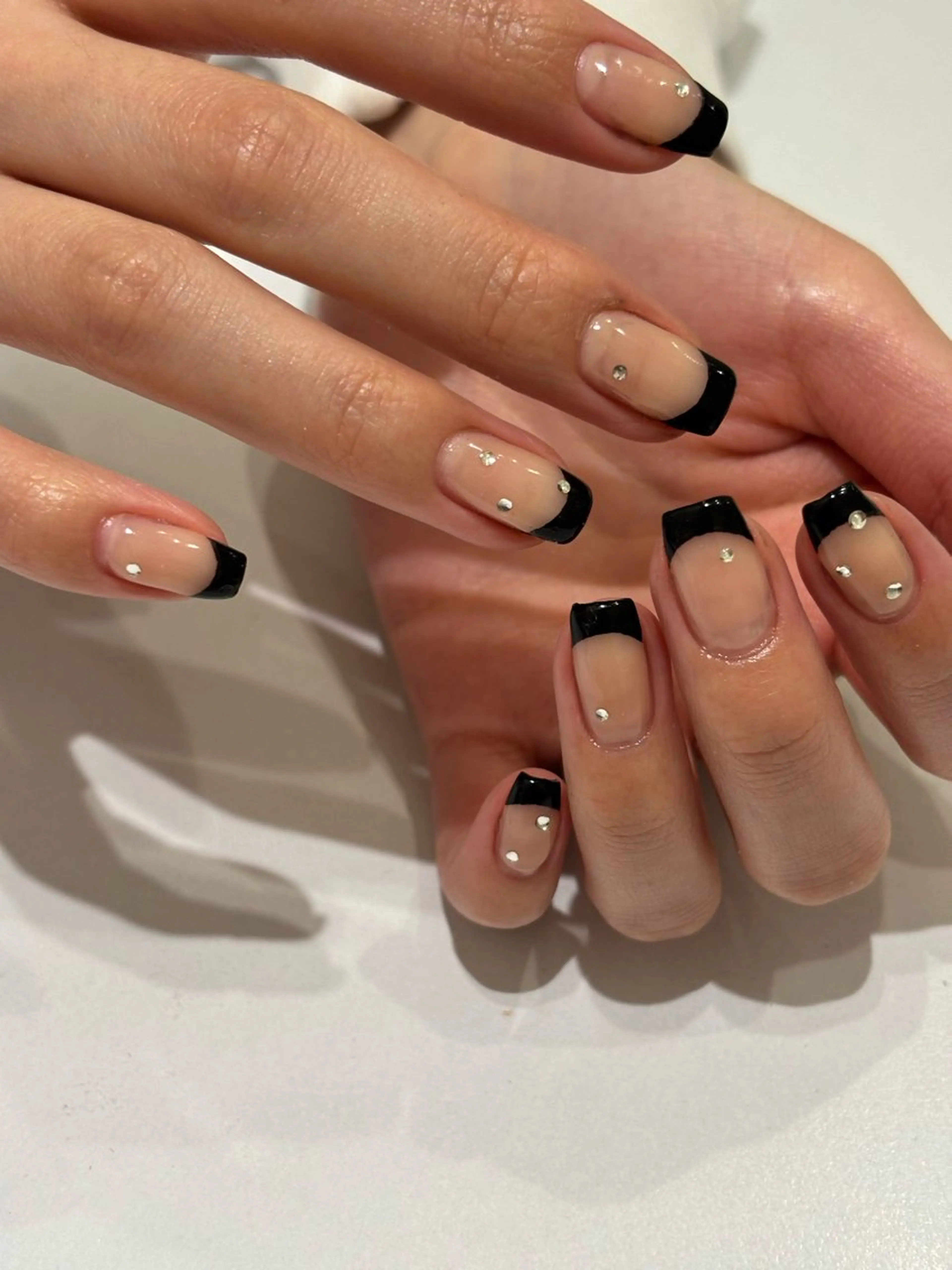 ネイル フレンチネイル ガーリー オフィスネイル ストーンネイル ハンドネイル Ann. nail.tokyo所属・Ann nailのネイルデザイン