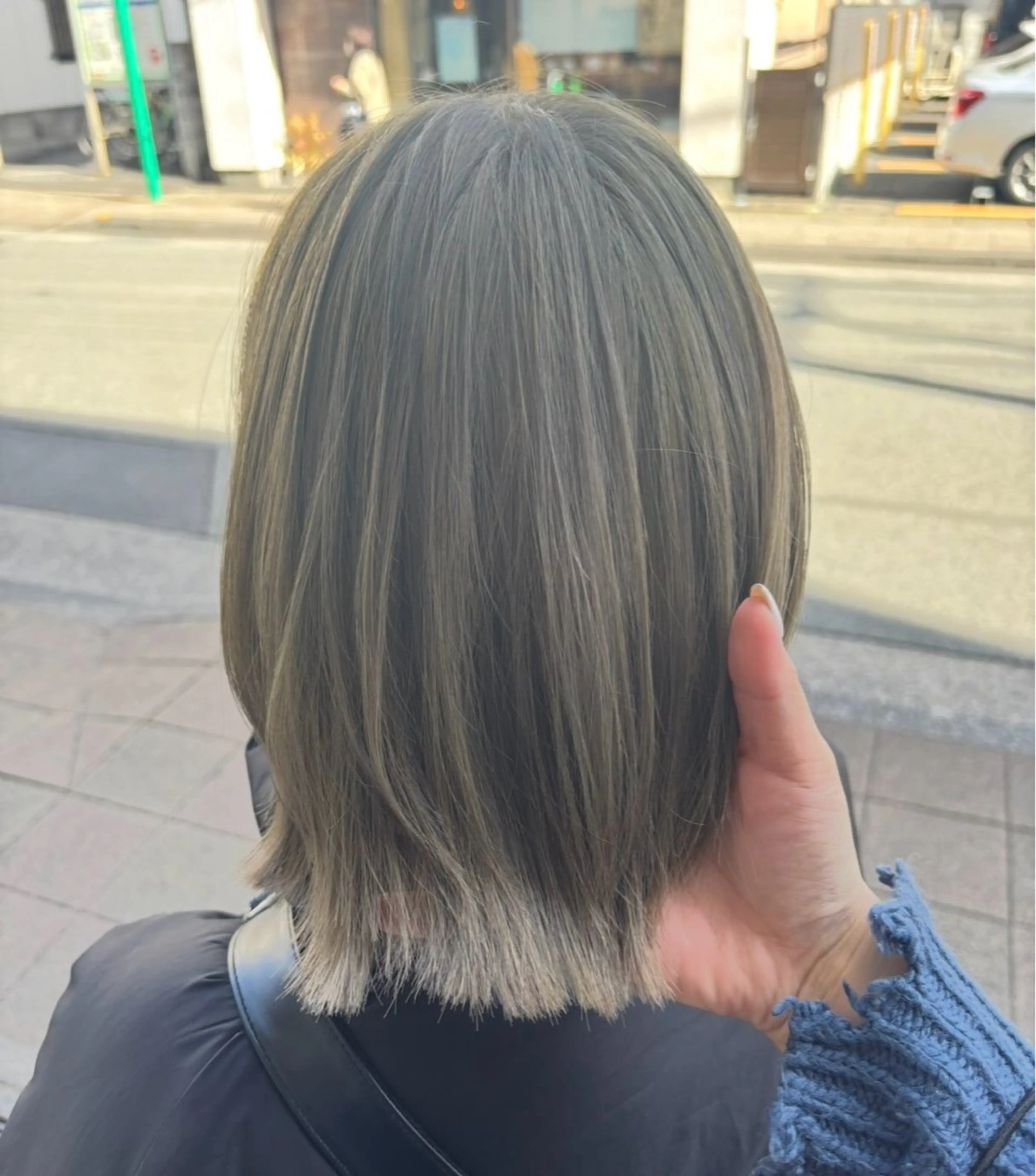 カラー ベージュカラー ブリーチ オリーブベージュ ヘアカラー 鶴島 凜のヘアスタイル