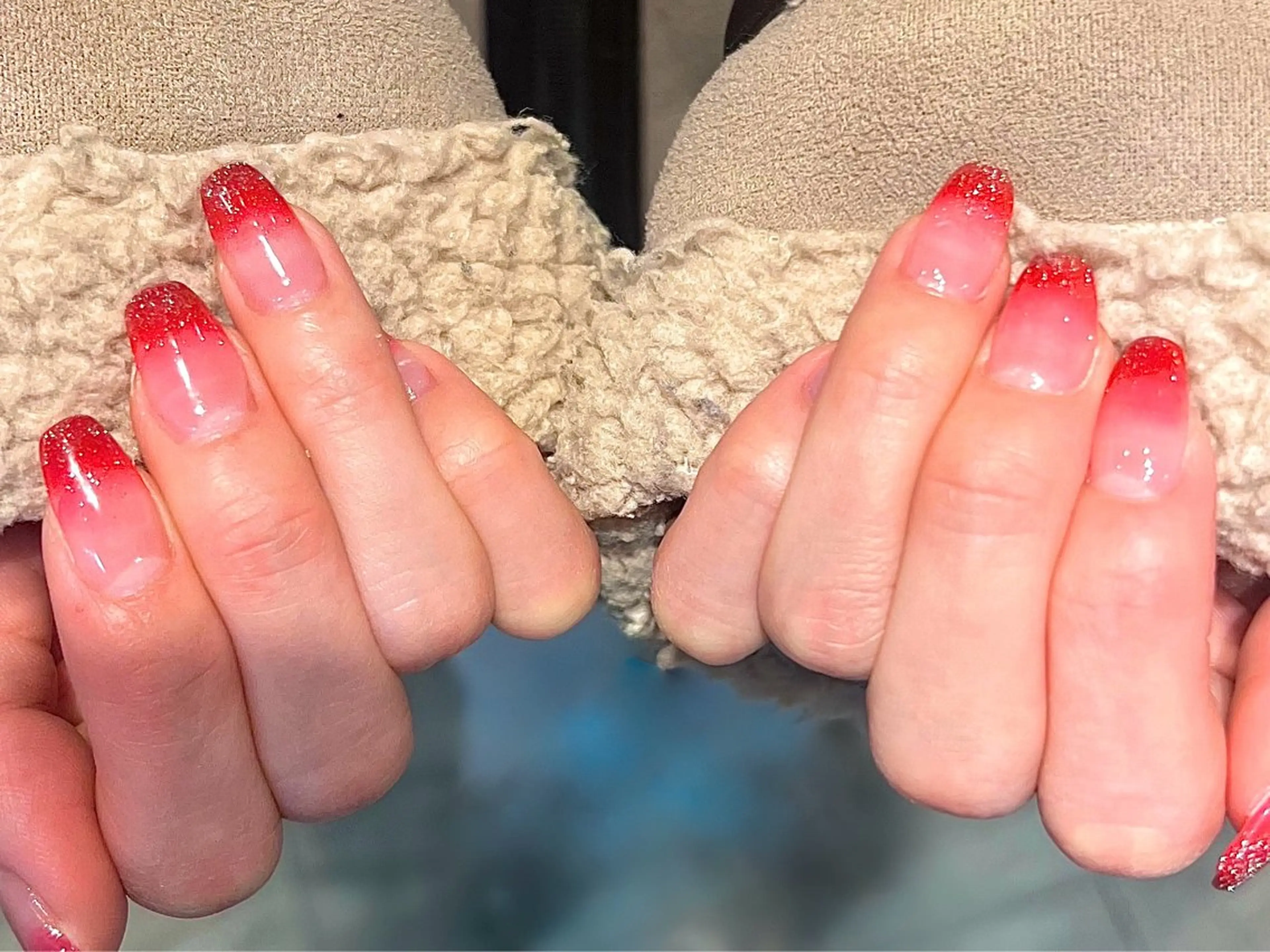 ネイル グラデーション ラメ(グリッター) 赤色 ハンドネイル 🫧💜 Yoshizawaのネイルデザイン