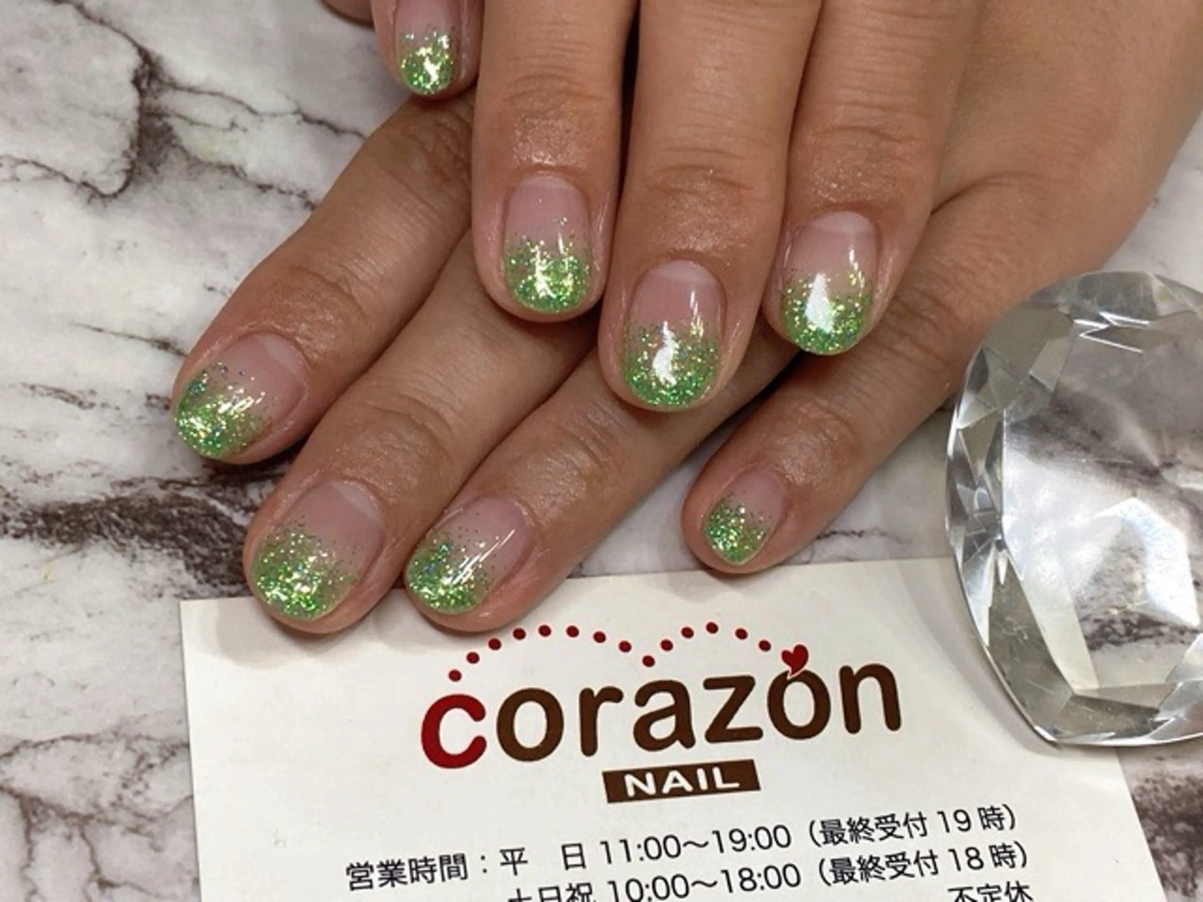 ネイル オーロラネイル ジェルネイル グラデーション グリーン ラメ(グリッター) ハンドネイル corazon所属・ネイリスト aicoのネイルデザイン