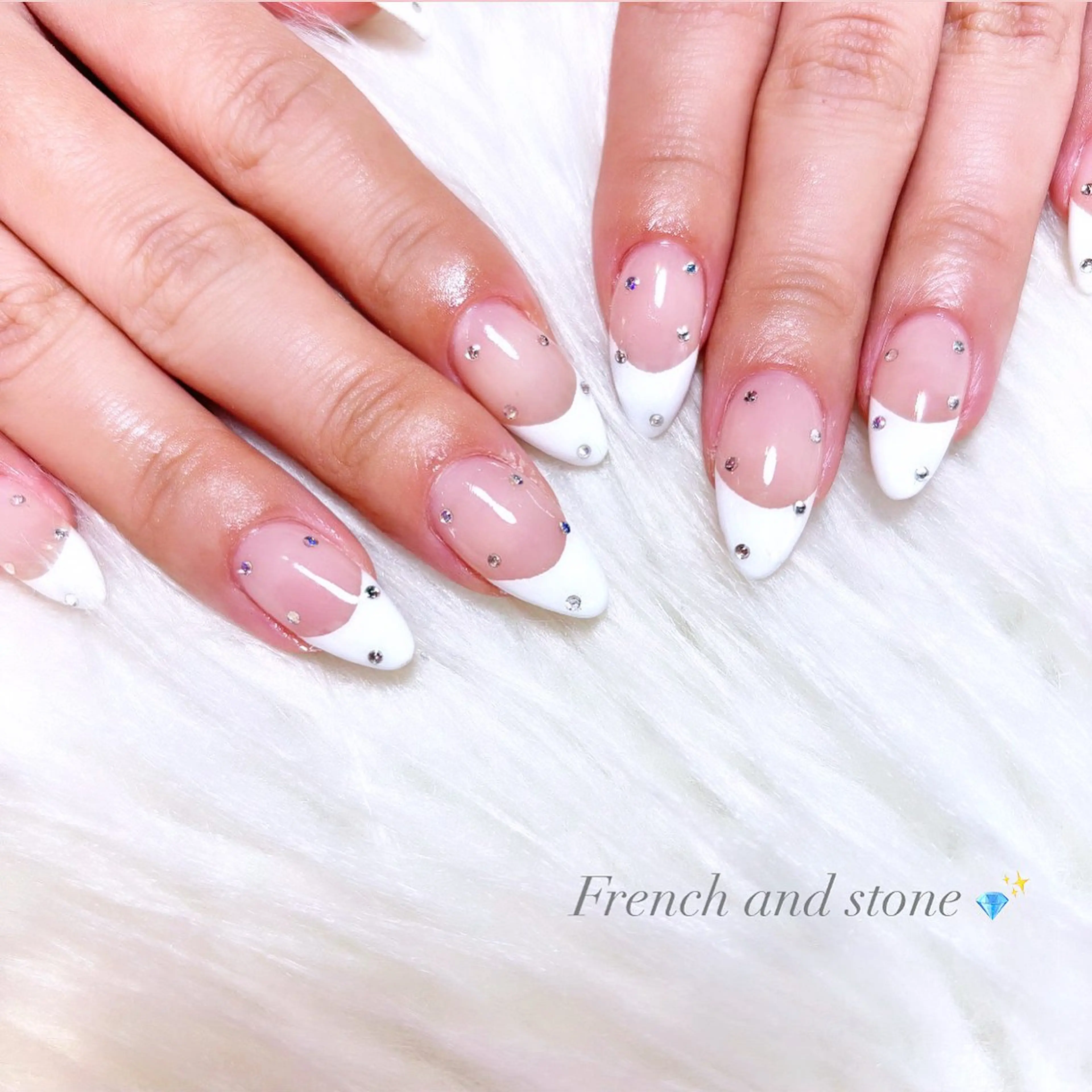 ネイル フレンチネイル ストーンネイル ハンドネイル キラオメ Neneのネイルデザイン