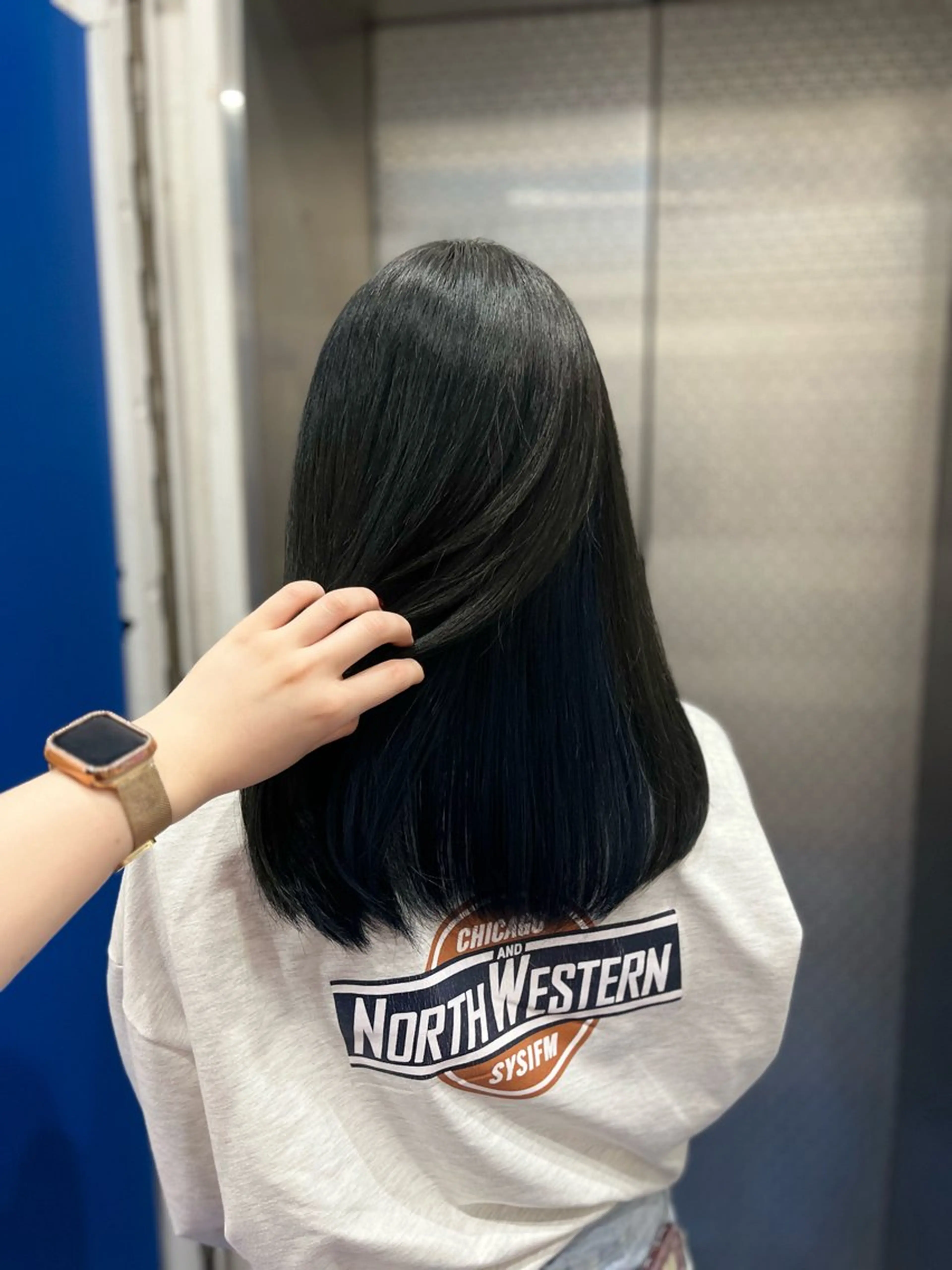 セミロング カラー 黒髪 ブリーチ ブルーカラー ブルーブラック ヘアカラー white.梅田所属・White梅田  ／ COCOのヘアスタイル