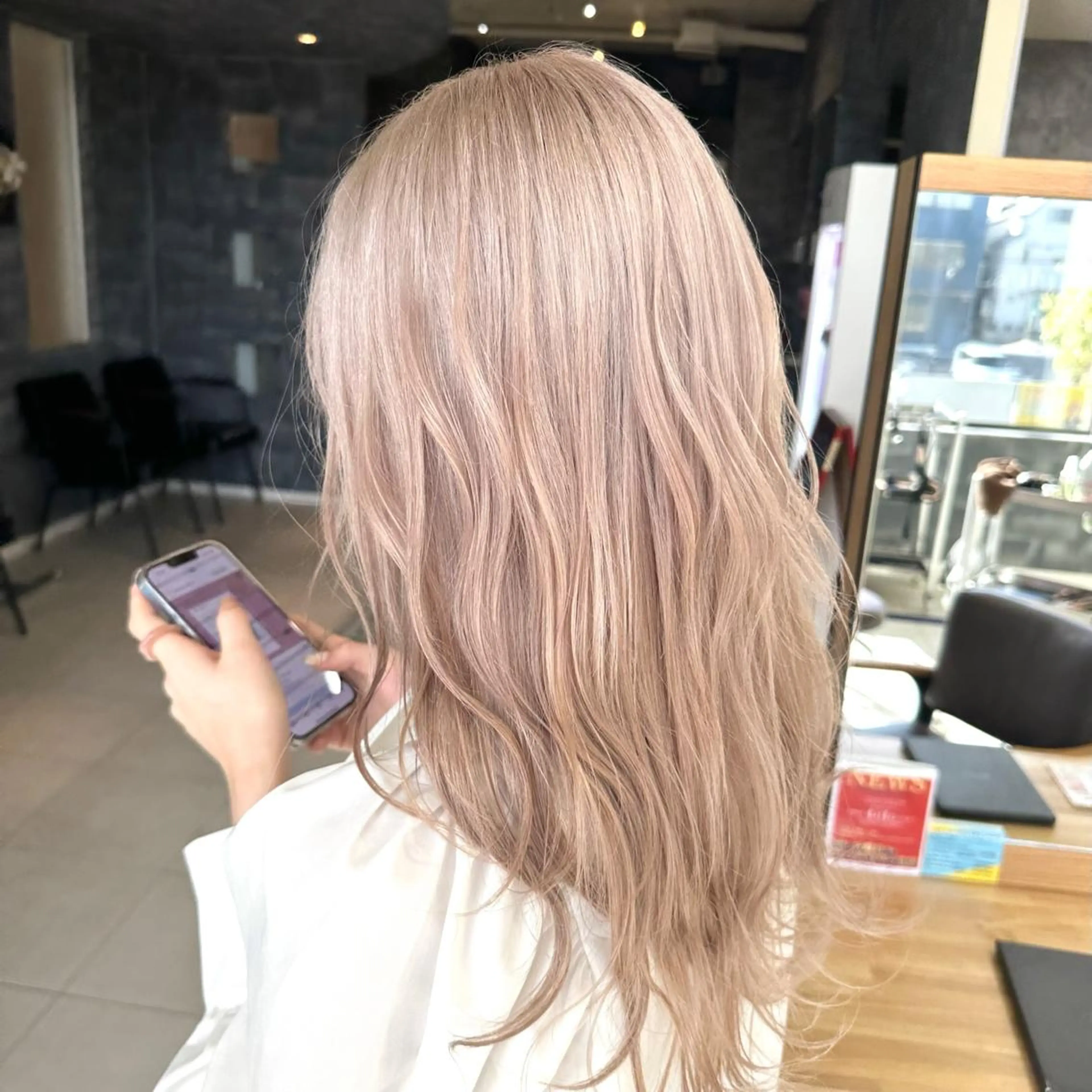 ロング カラー ベージュカラー ホワイトベージュ SHUN/ブリーチ/ カラー/臼井/佐倉のヘアスタイル