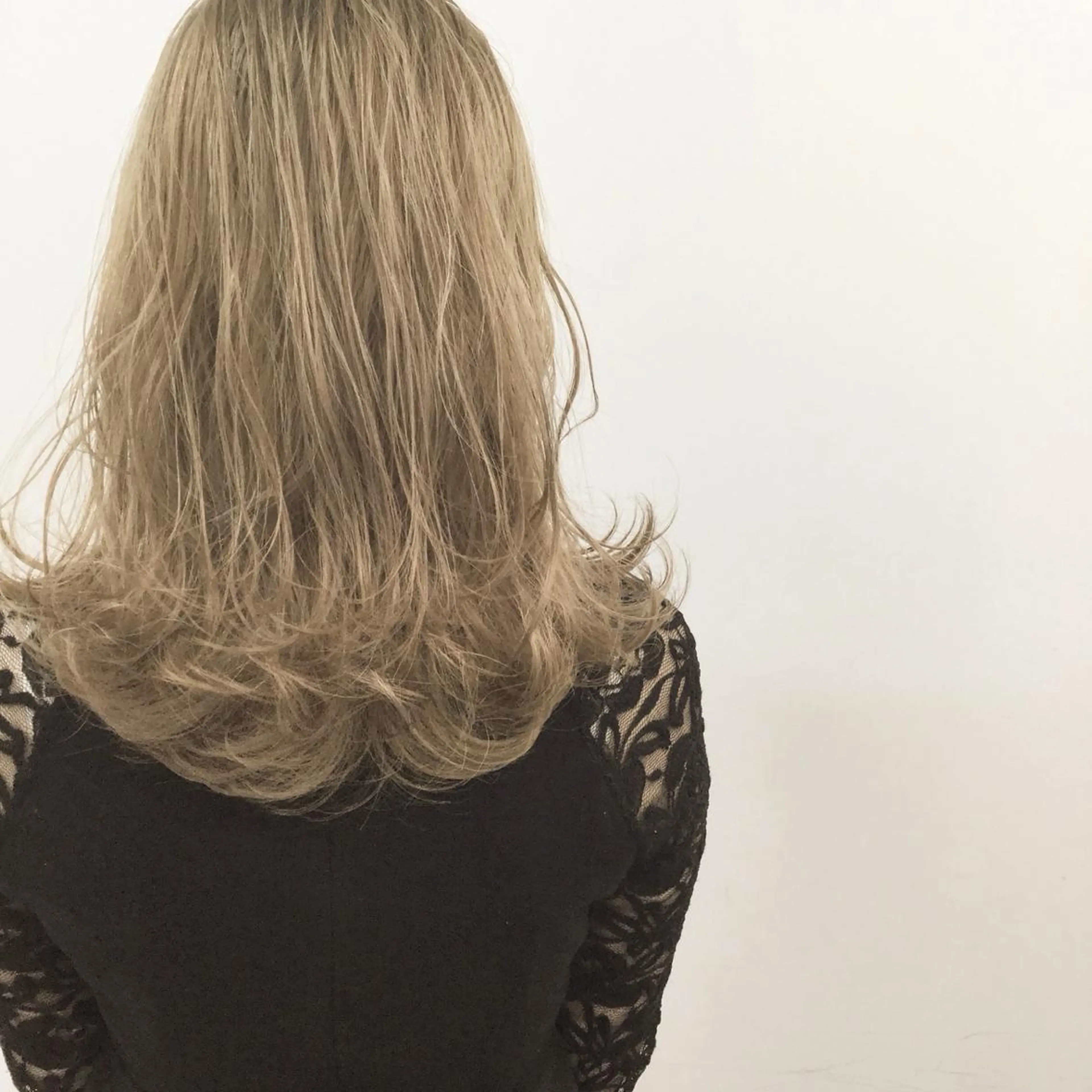 セミロング カラー ヘアアレンジ ブリーチ 透明感カラー ニシオカ タクヤのヘアスタイル