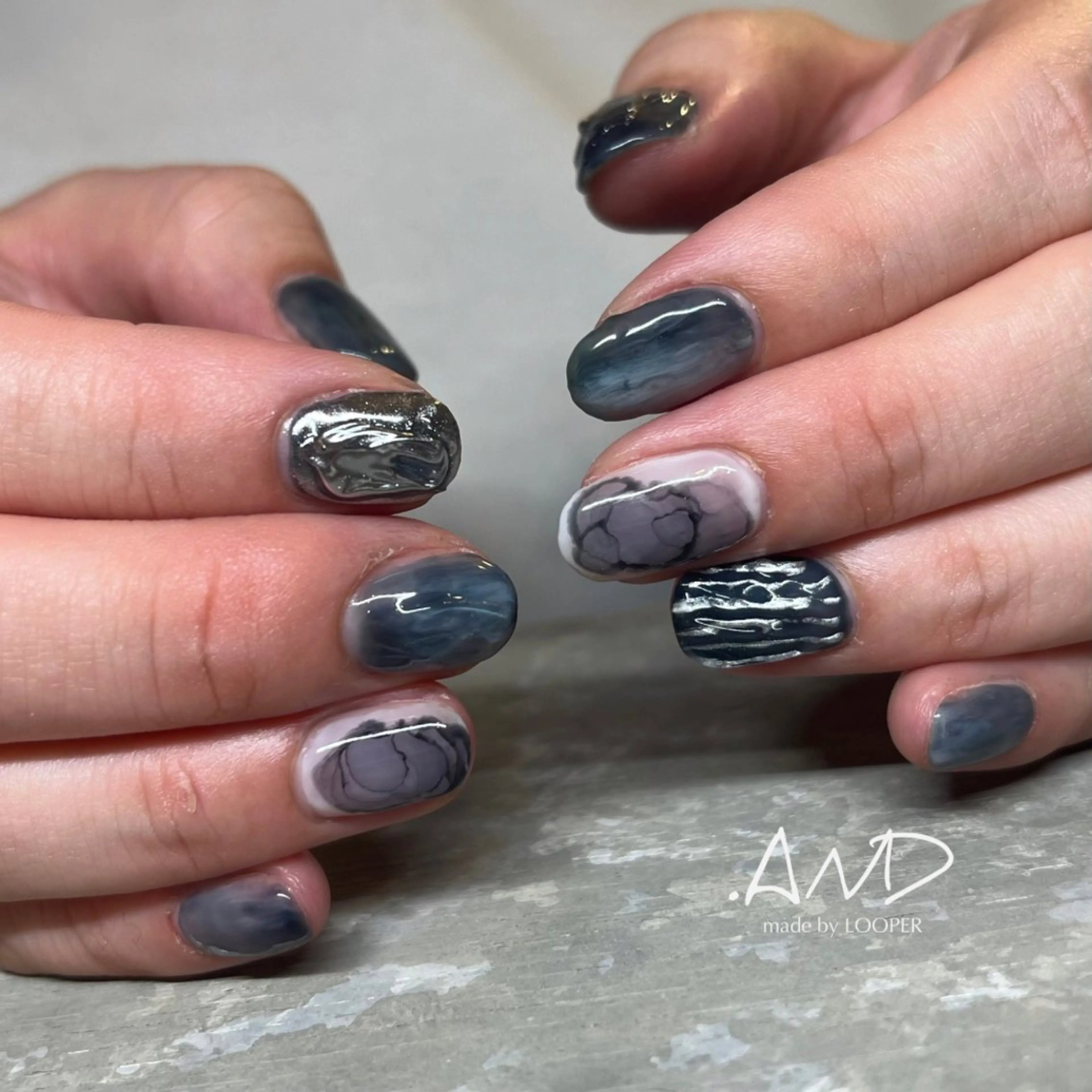 ネイル アートネイル ブルー ニュアンスネイル シルバー ハンドネイル LOOPER所属・mzh ...のネイルデザイン