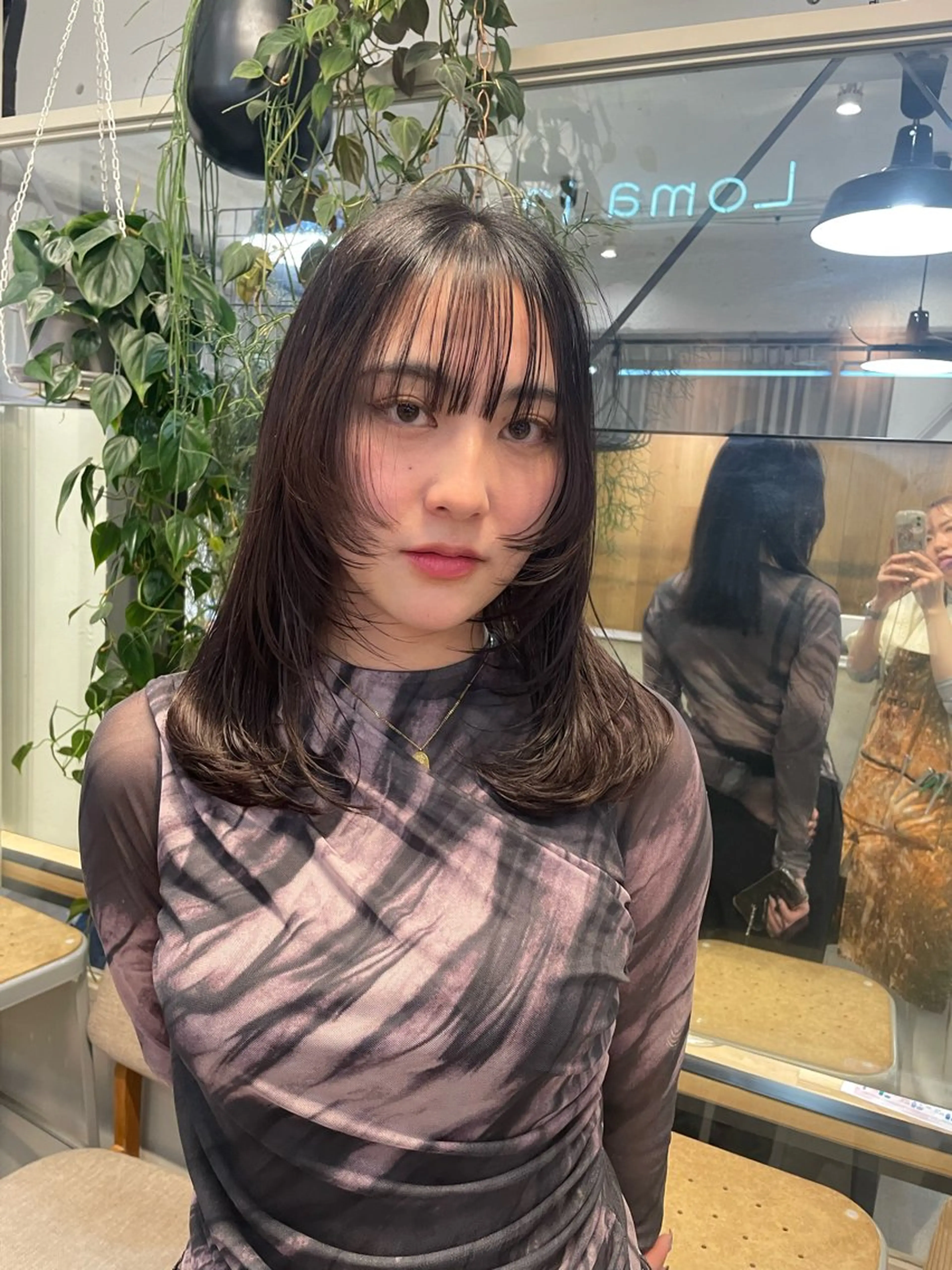 セミロング ミルクティー× グレージュMOMOのヘアスタイル