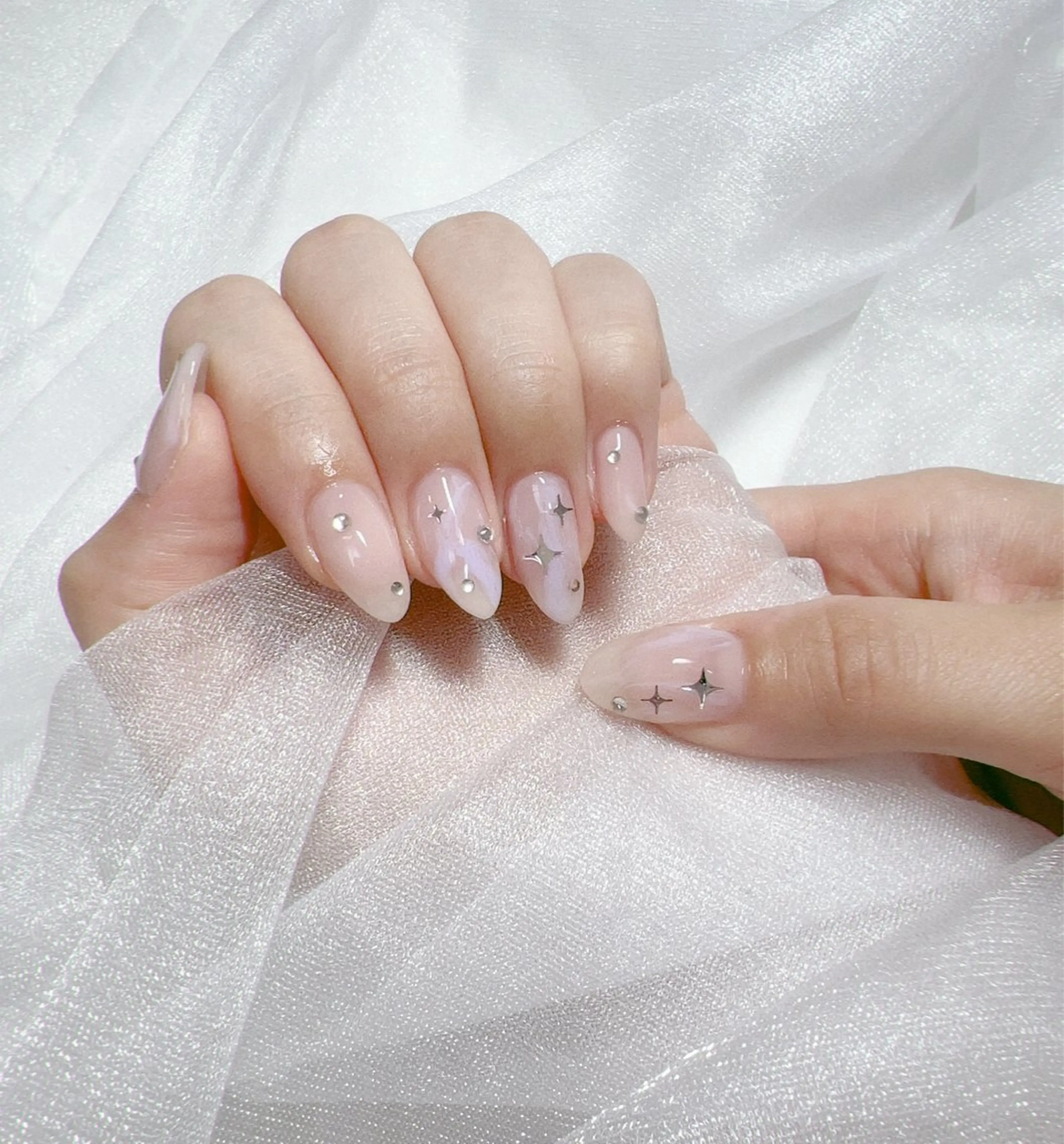 ネイル 韓国ネイル 持ち込み ワンホンネイル ハンドネイル ハンドケア ちゅるんネイル🪄 耳ツボジュエリー🔗のネイルデザイン