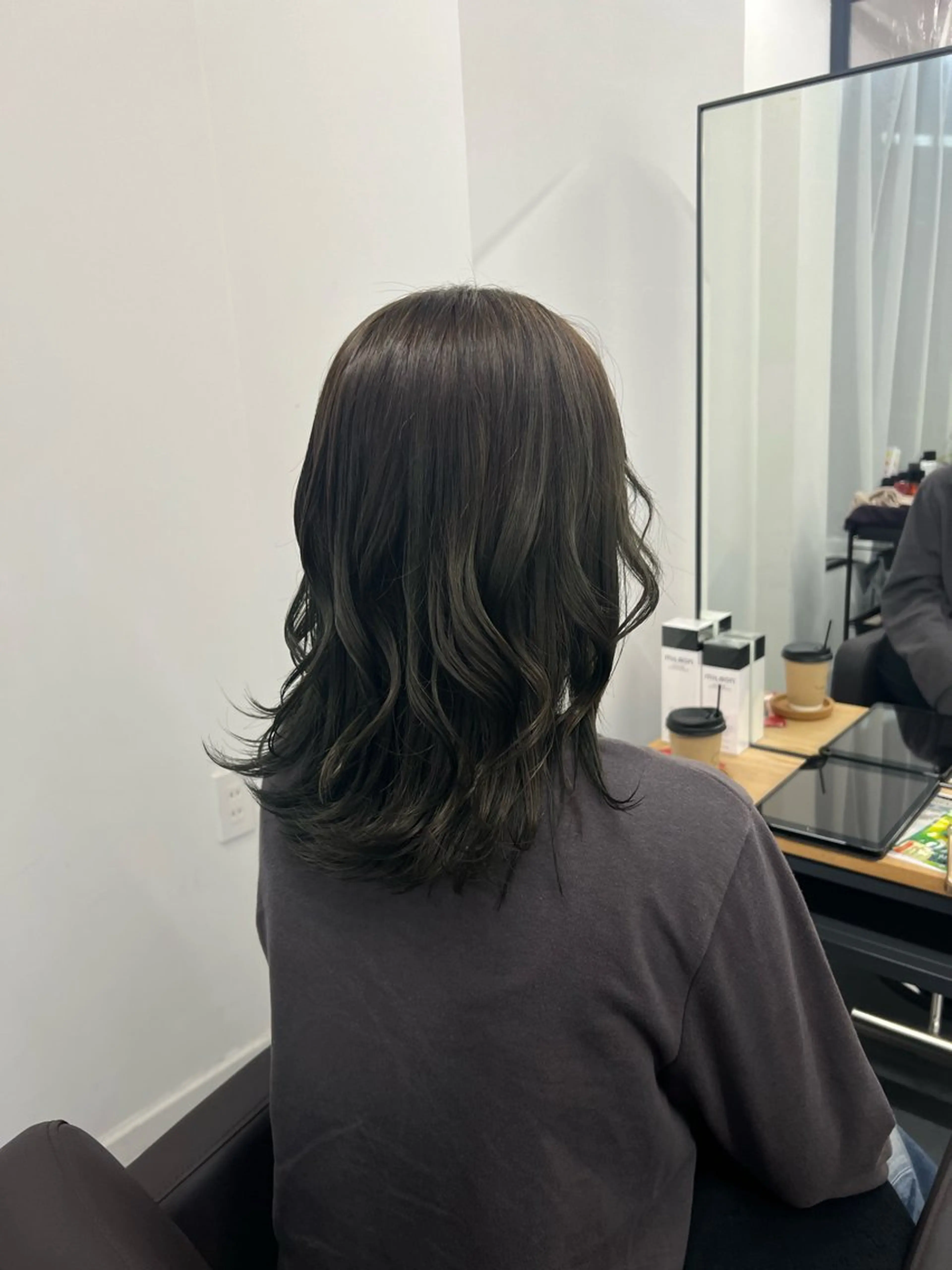 ミディアム カラー オリーブカラー モリ ナツルのヘアスタイル