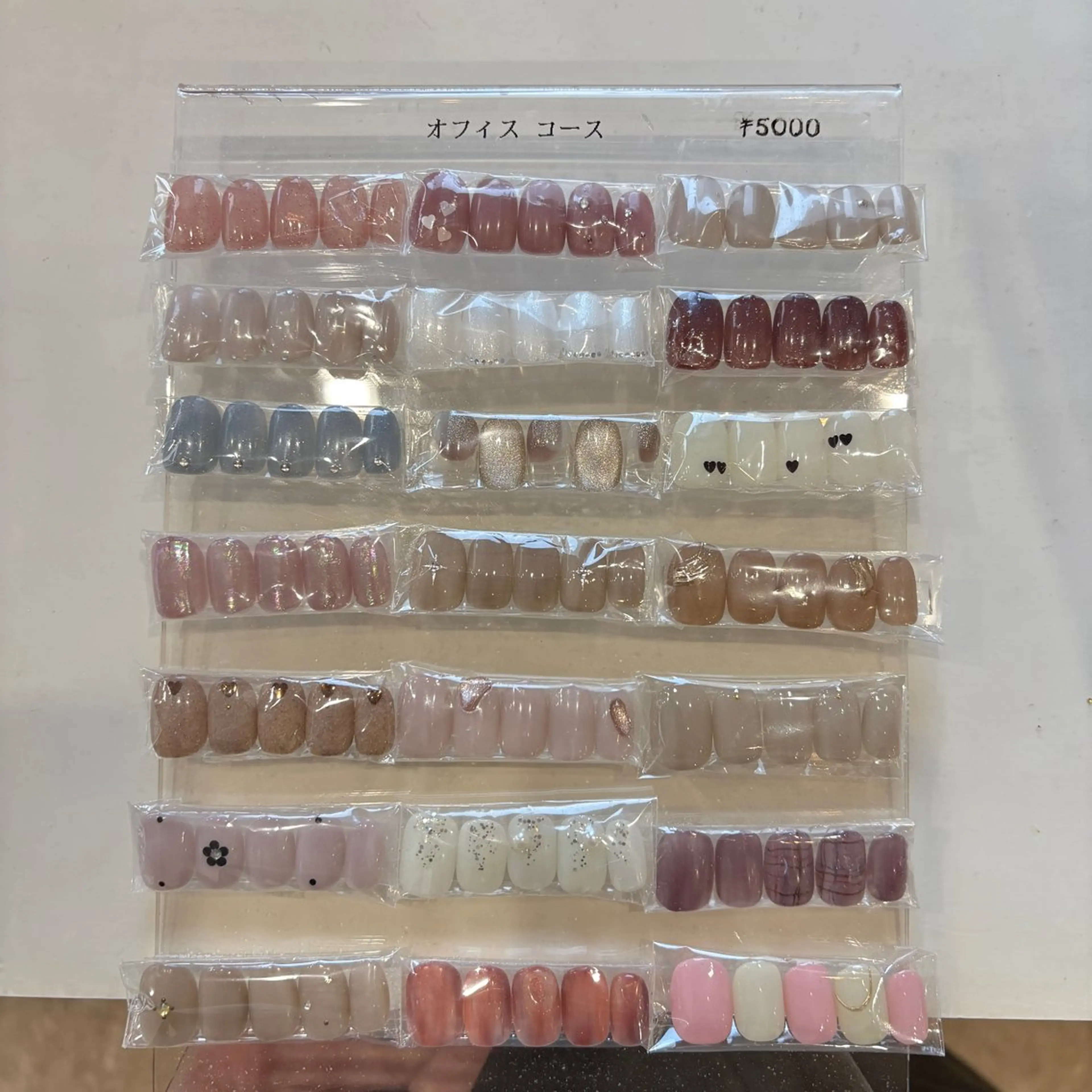 ネイル AKAHOSHI . Rのネイルデザイン