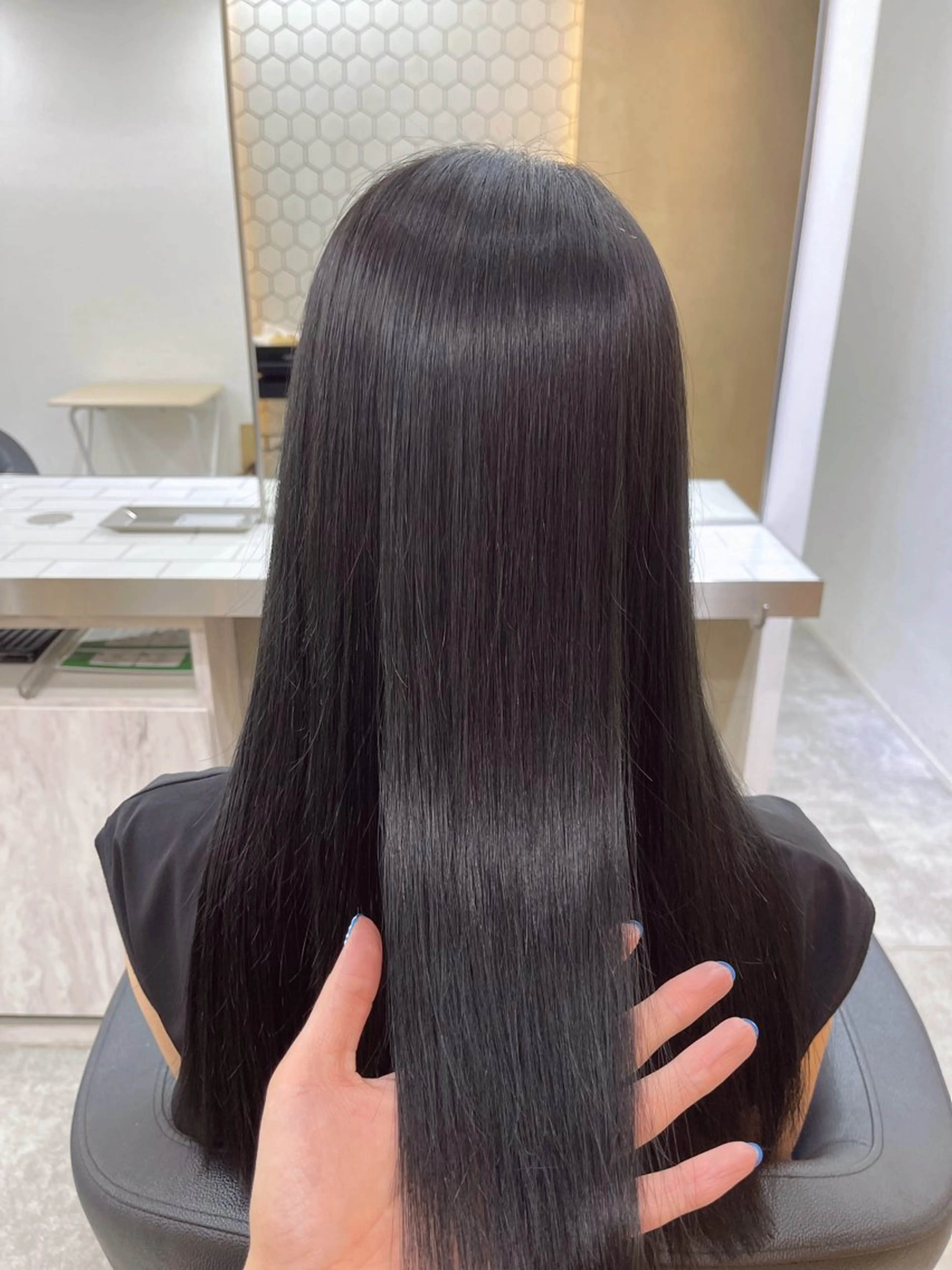 ロング カラー ダークグレー TENSHO レイヤー／ハイトーンのヘアスタイル