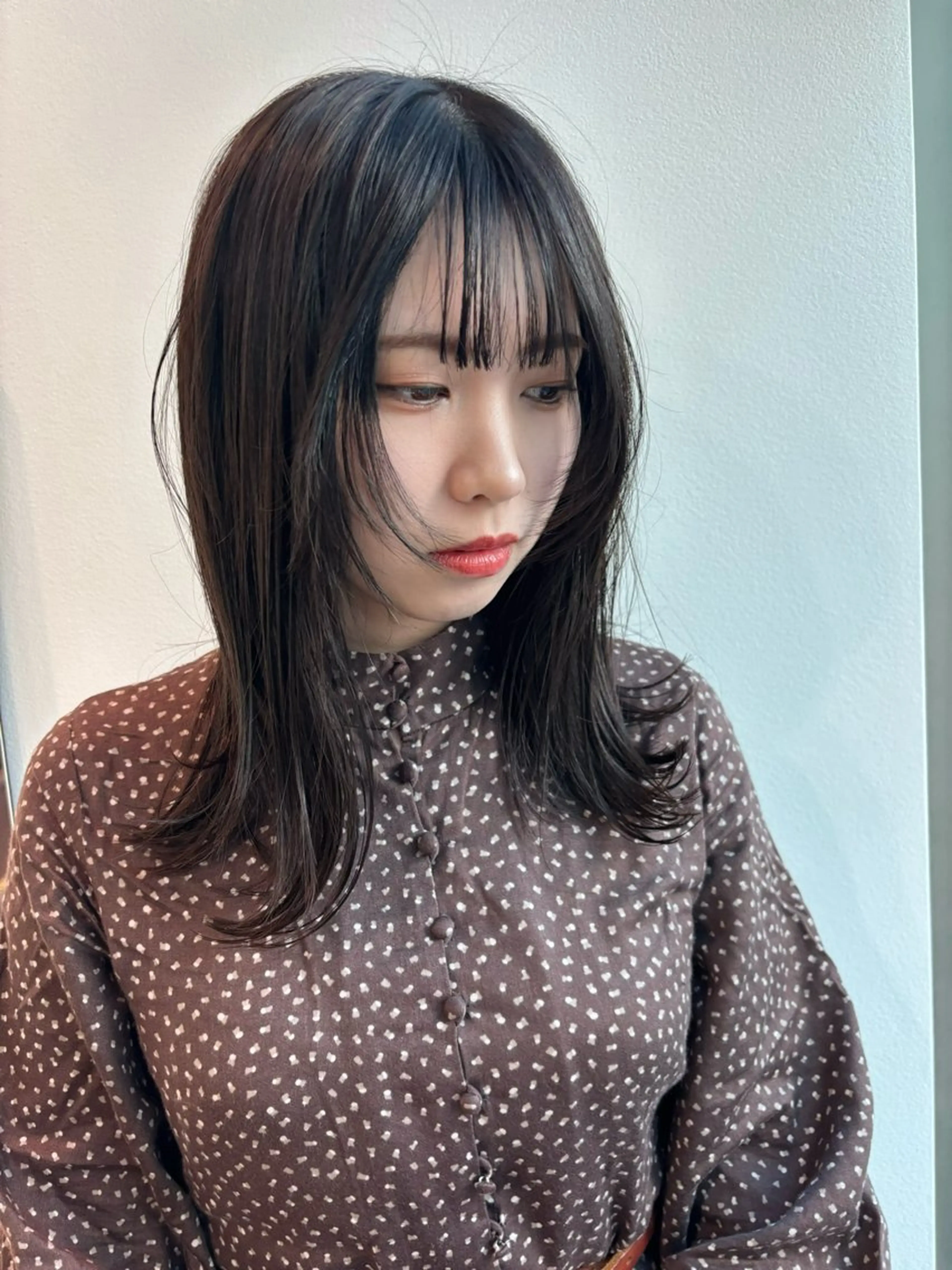 ミディアム カラー グレージュ オリーブグレージュ オリーブグレー 顔まわりレイヤー 顔周りカット カット ヘアカラー ゆい/パーマ/レイヤ ー/似合わせカラーのヘアスタイル