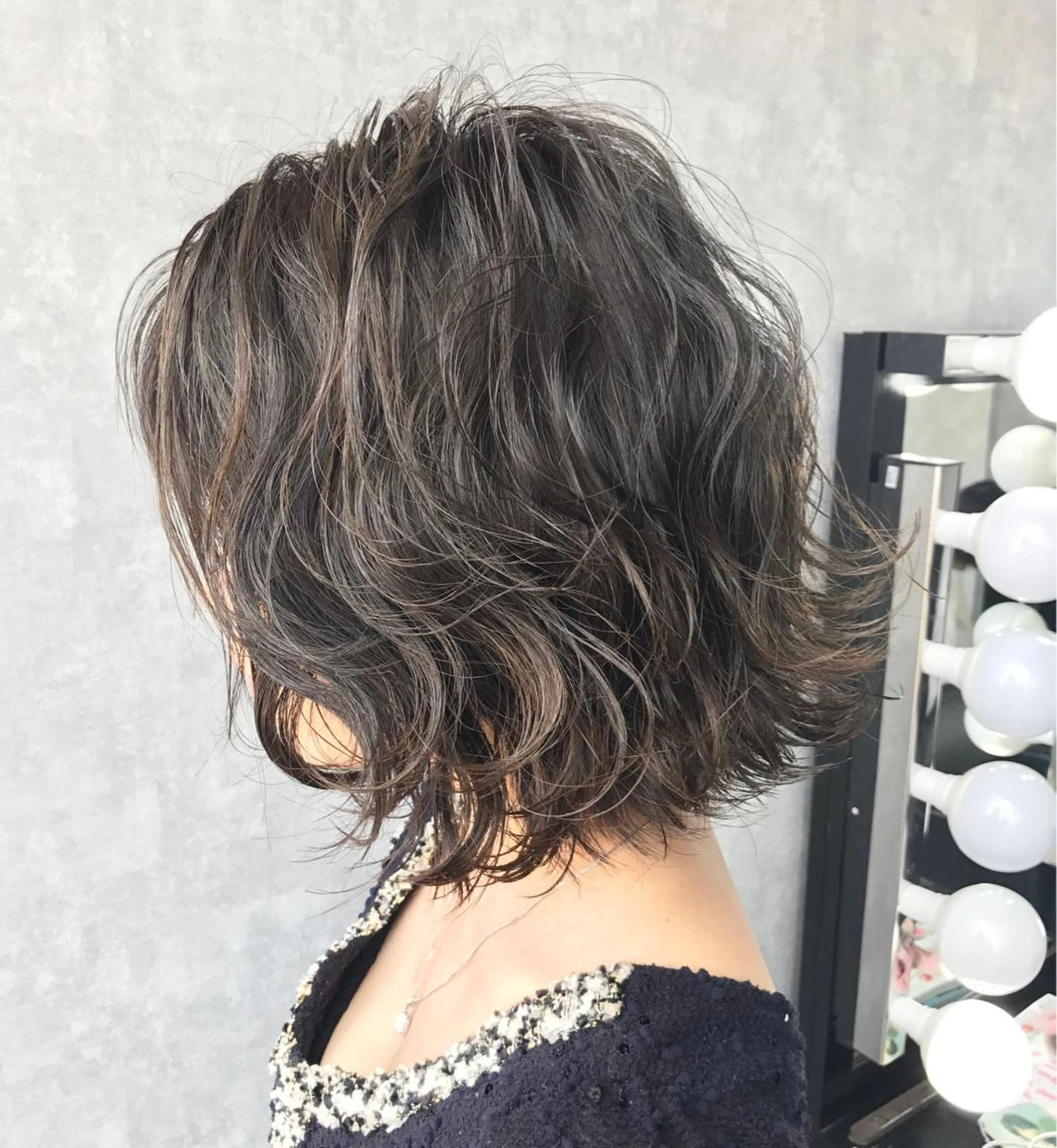 ミディアム カラー ダークグレー TOMOYAレイヤー ブリーチ縮毛矯正のヘアスタイル