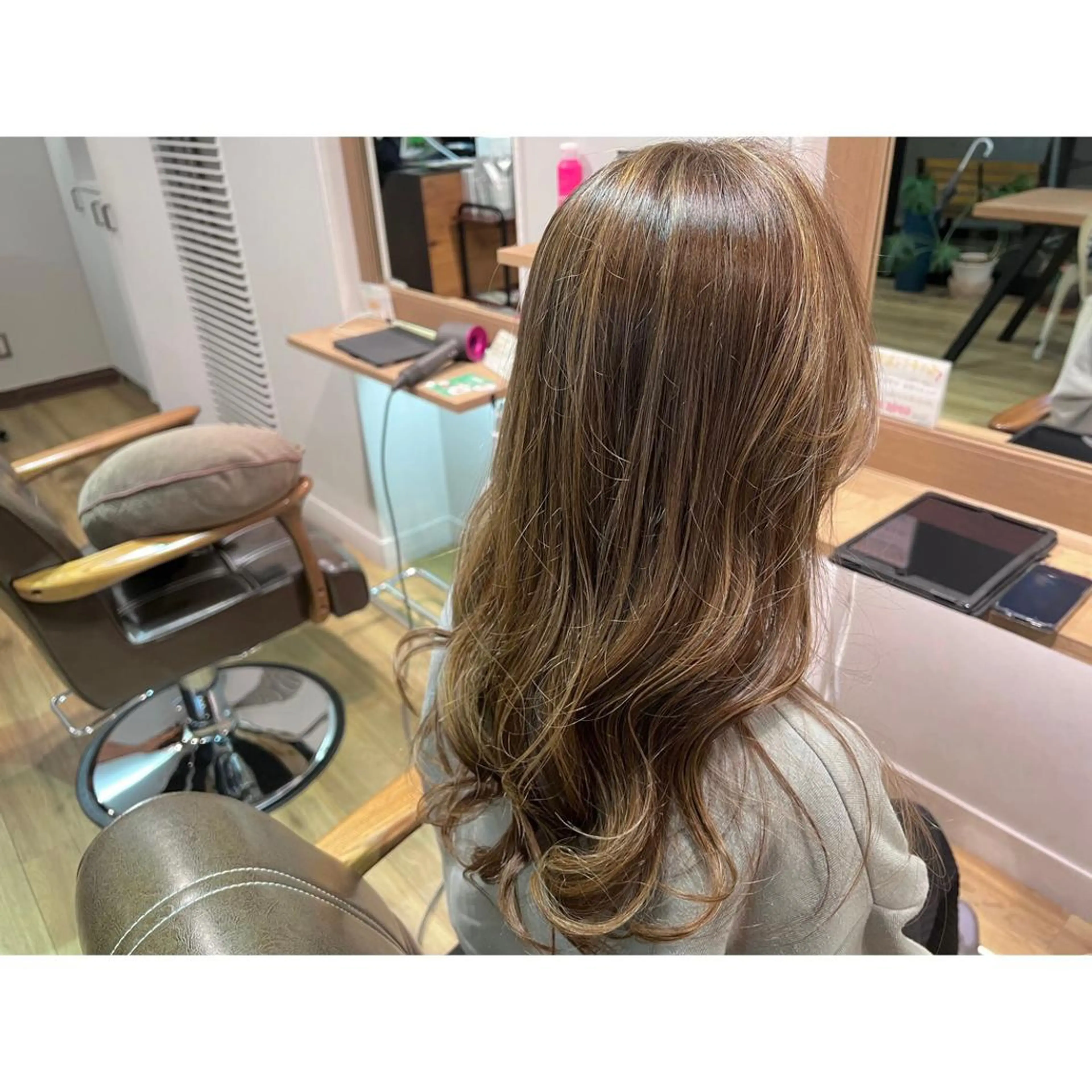 ロング カラー グレージュ ハイライトカラー オリーブグレージュ オリーブグレー ハイライト ヘアカラー トリートメント ツキダテ ユイのヘアスタイル