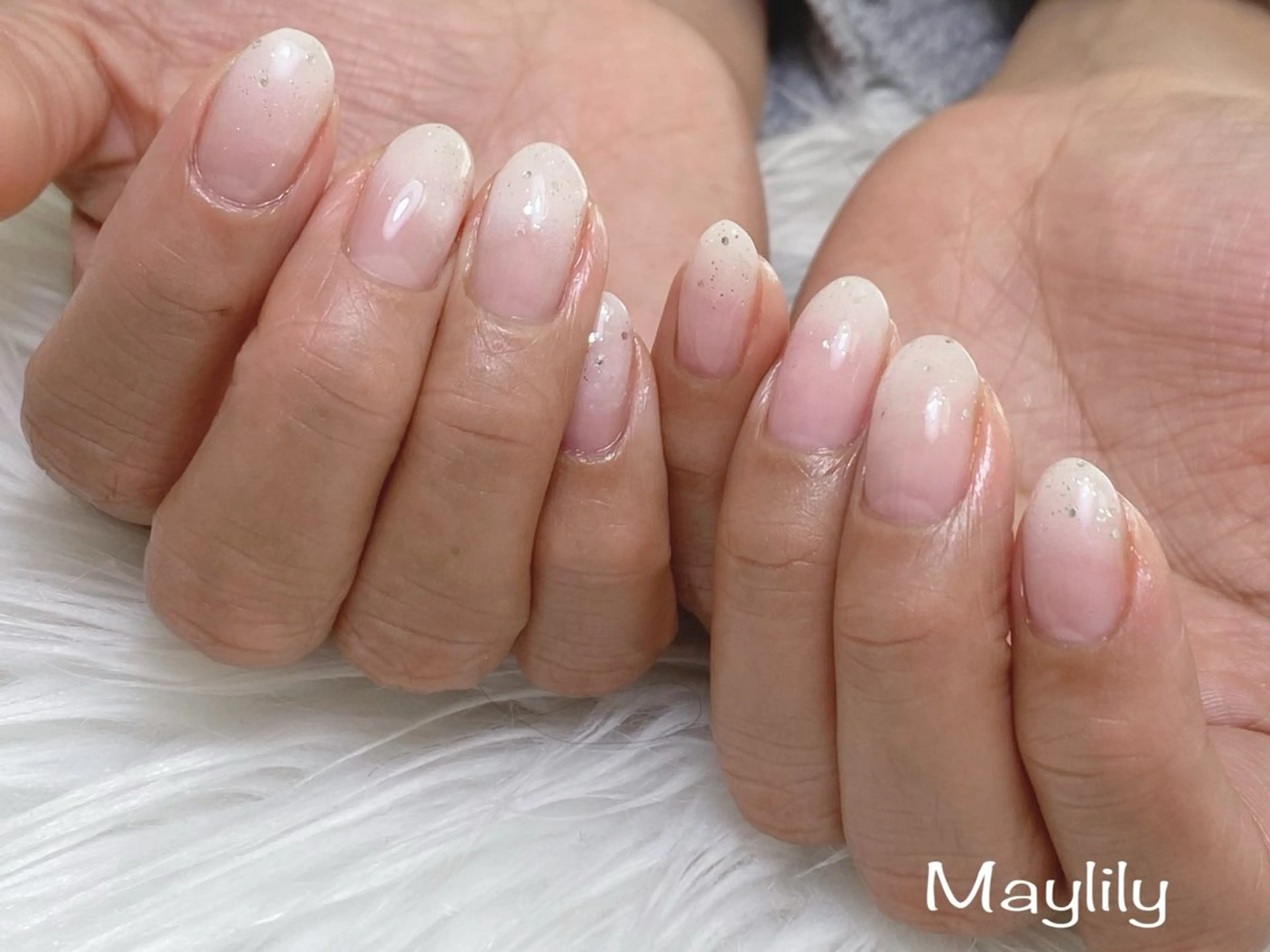 ネイル グラデーション キラキラネイル ホワイト ハンドネイル Nail salon Maylily所属・Nail salon Maylilyのネイルデザイン