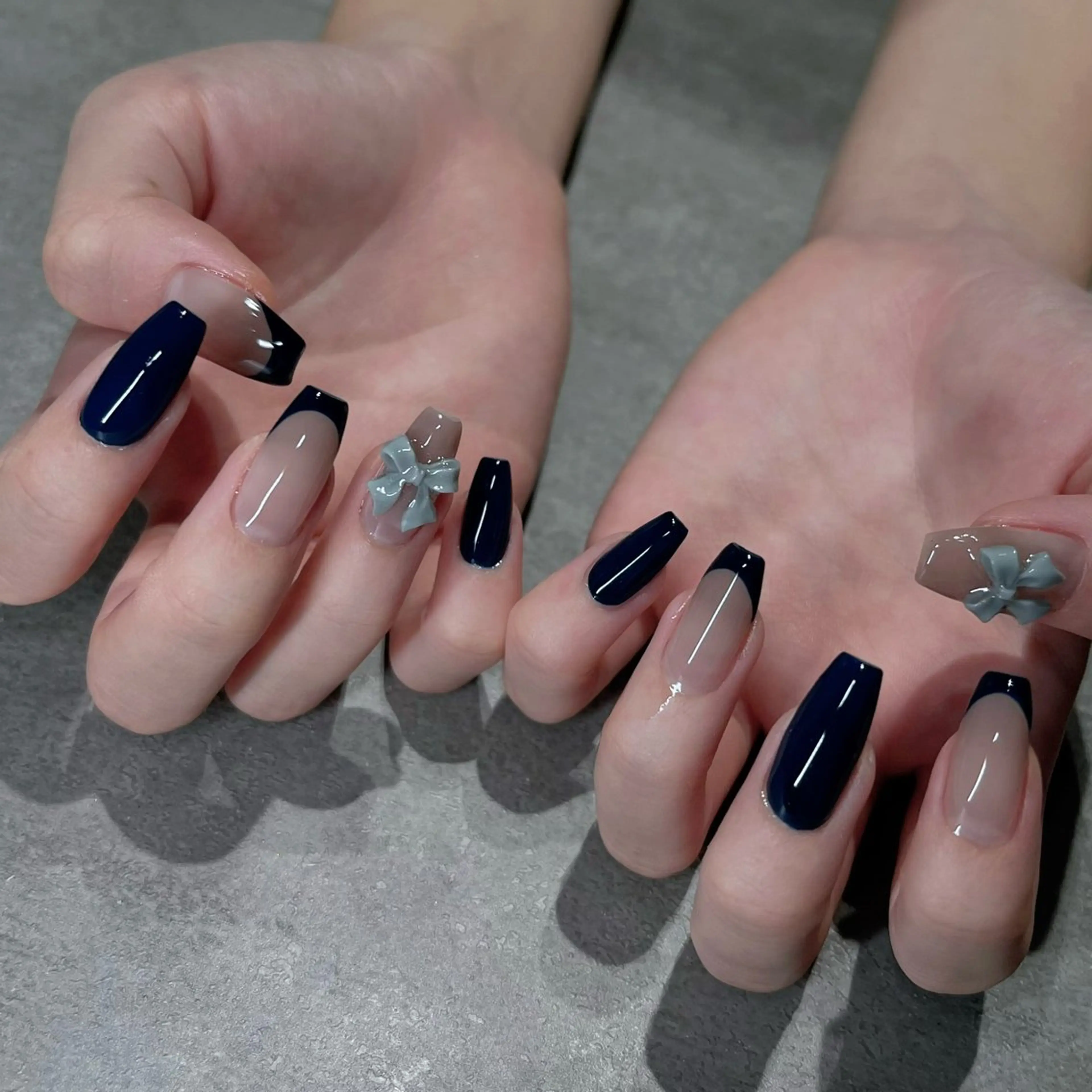 ネイル フットネイル フレンチネイル ジェルネイル ラメ(グリッター) ラメグラデーション ハンドネイル NEO Beauty Salon所属・𝐍𝐄𝐎 𝐉𝐔𝐑𝐈のネイルデザイン