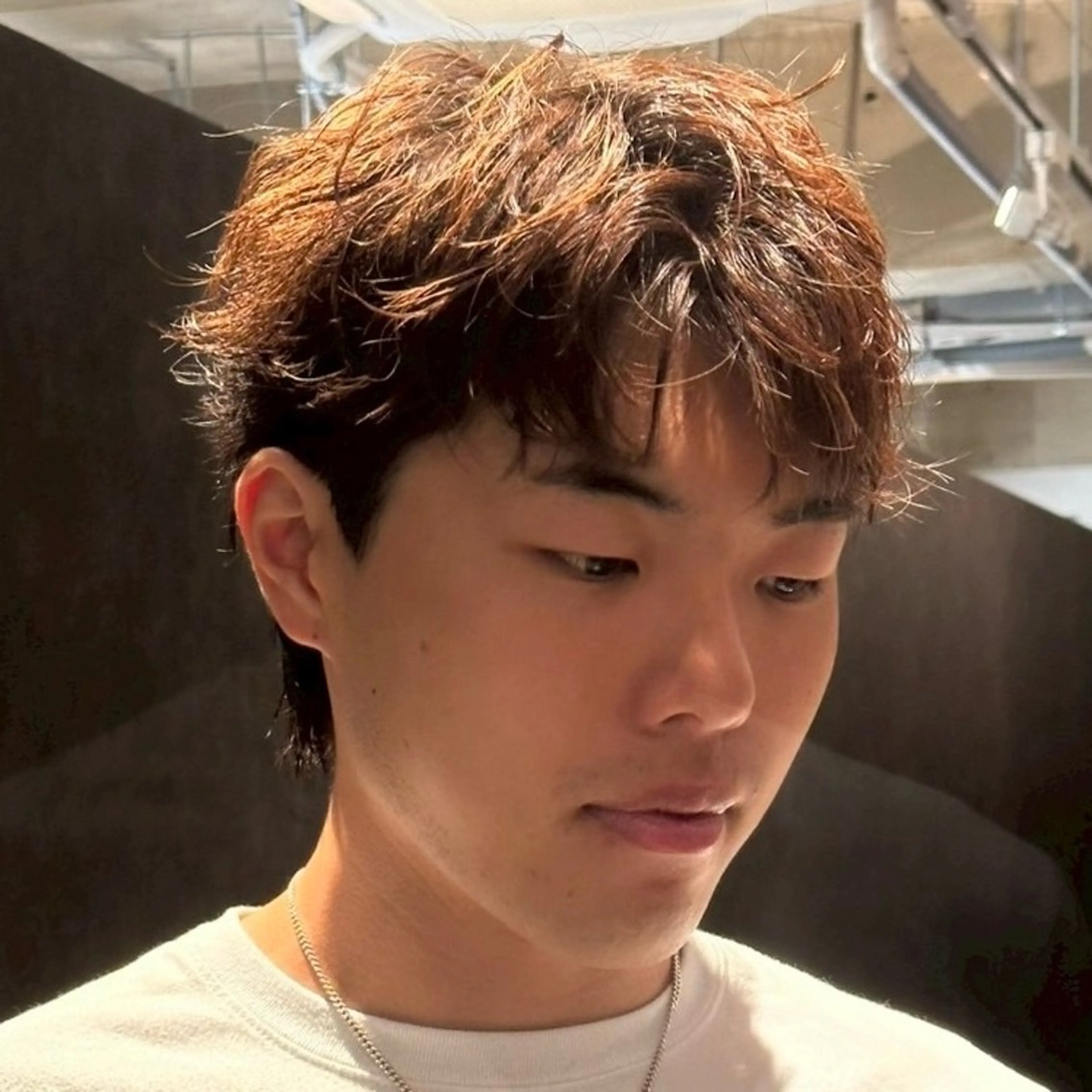 ショート パーマ メンズ メンズブリーチ センターパート フェードカット フェザーパーマ メンズハイライト 金山駅前メンズカット モデル募集 青島永透のヘアスタイル