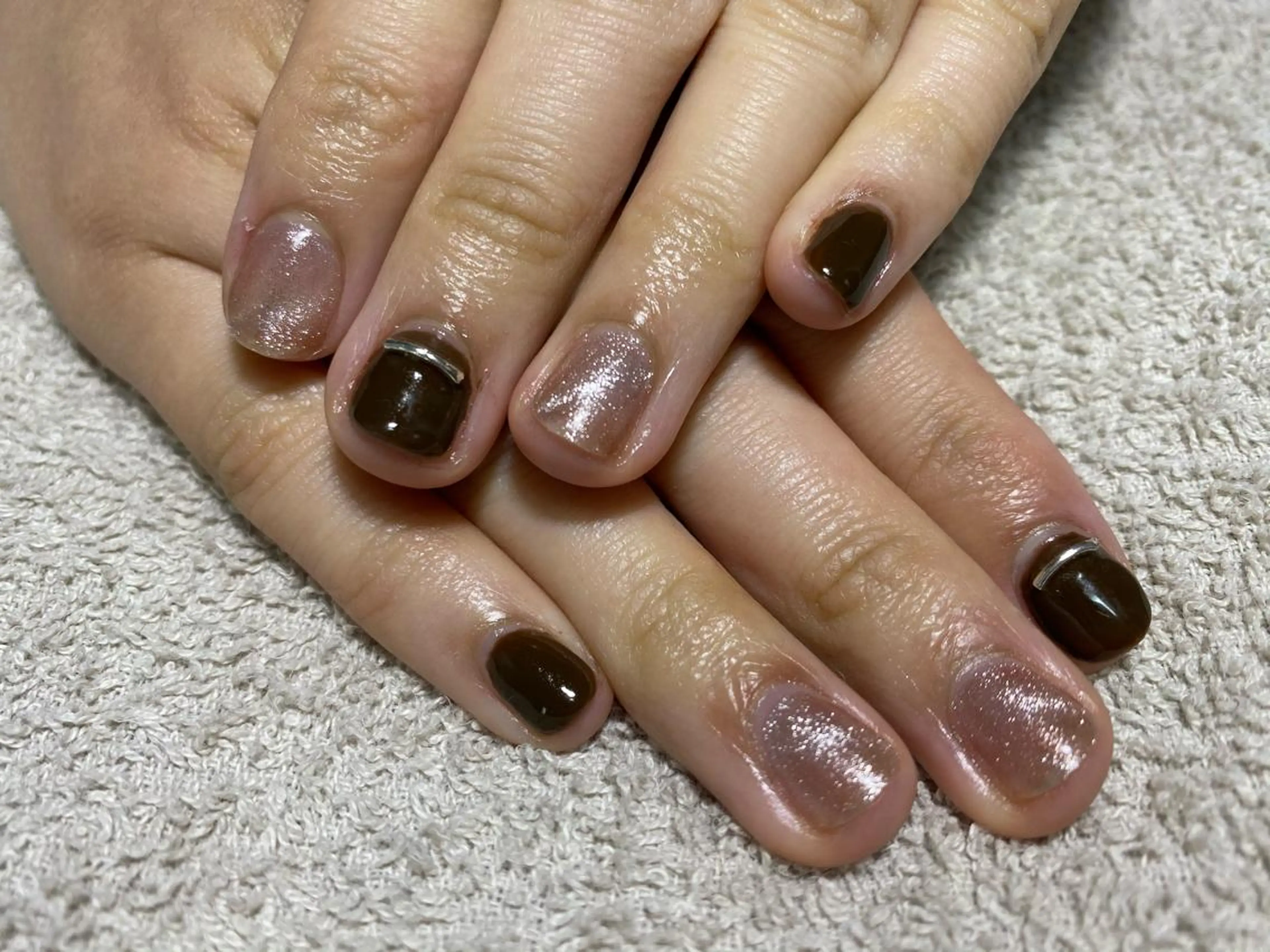 ネイル ブラウン マグネットネイル ショートネイル シンプルネイル ハンドネイル Ulu Nail 🌱MOMOKAのネイルデザイン