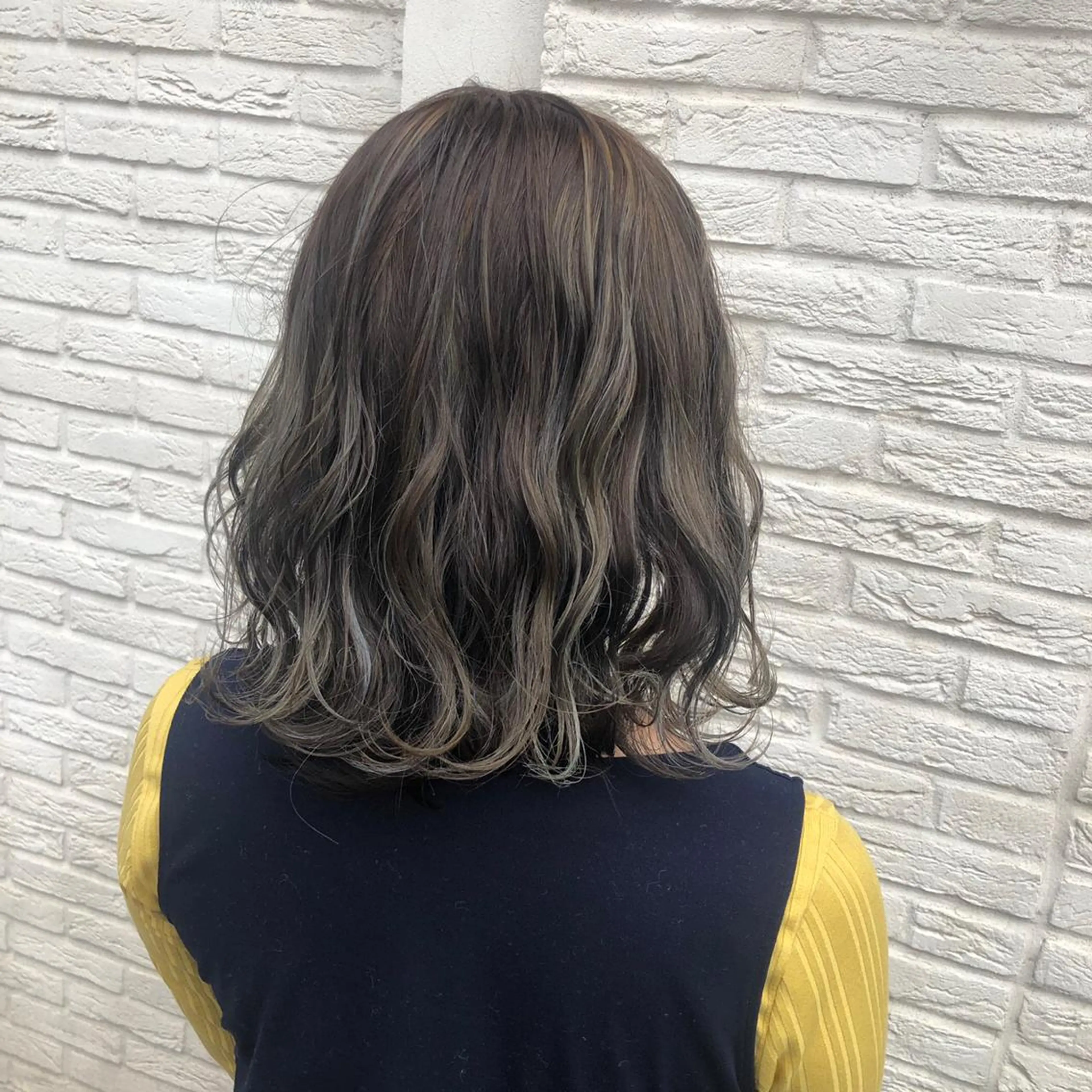 ミディアム カラー グレージュ ハイライトカラー ハイライト カット ヘアカラー Homey Kyoto所属・吉村 絢乃のヘアスタイル