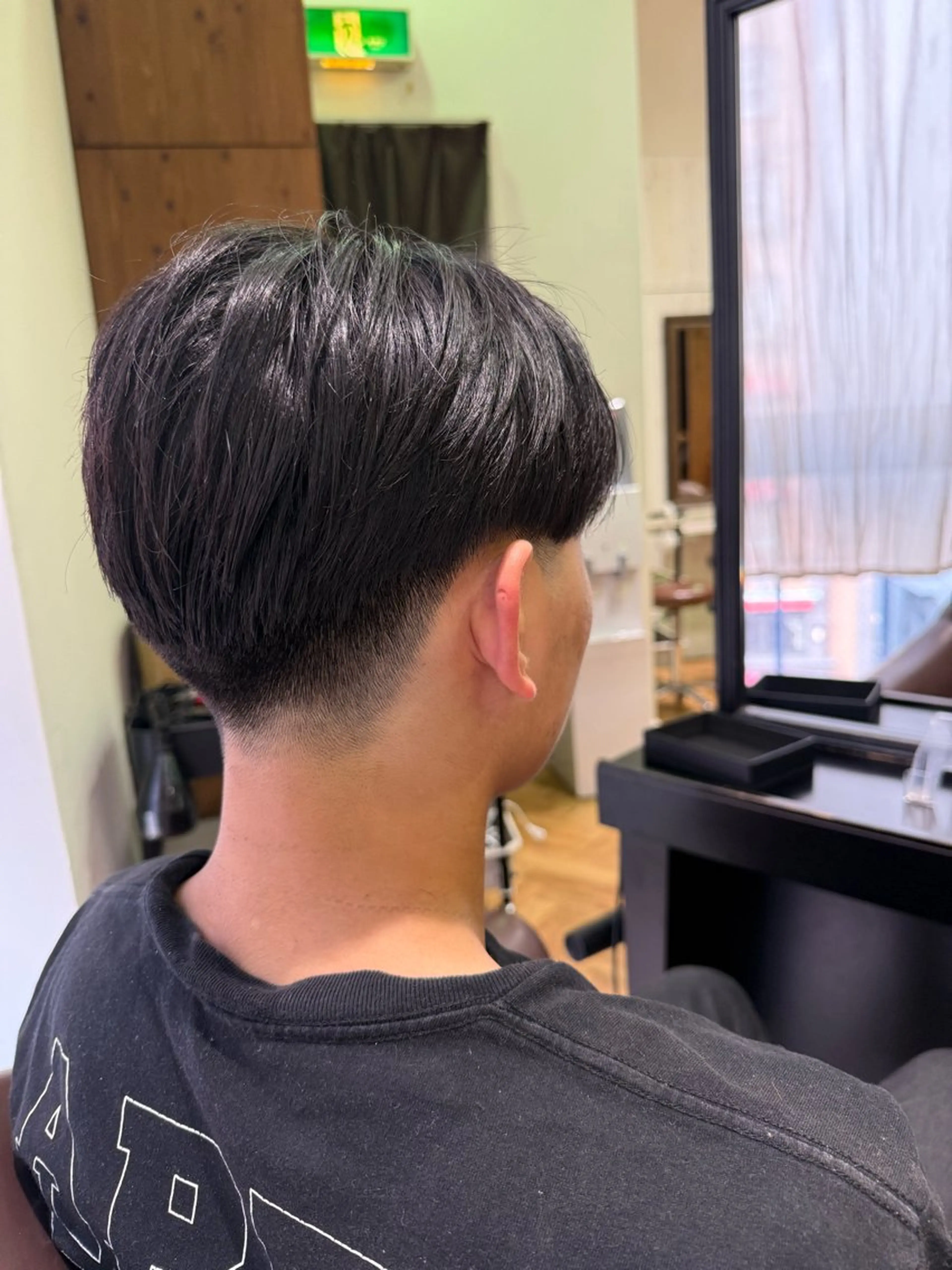 ショート メンズ センターパート フェードカット 溝口 槙里也のヘアスタイル