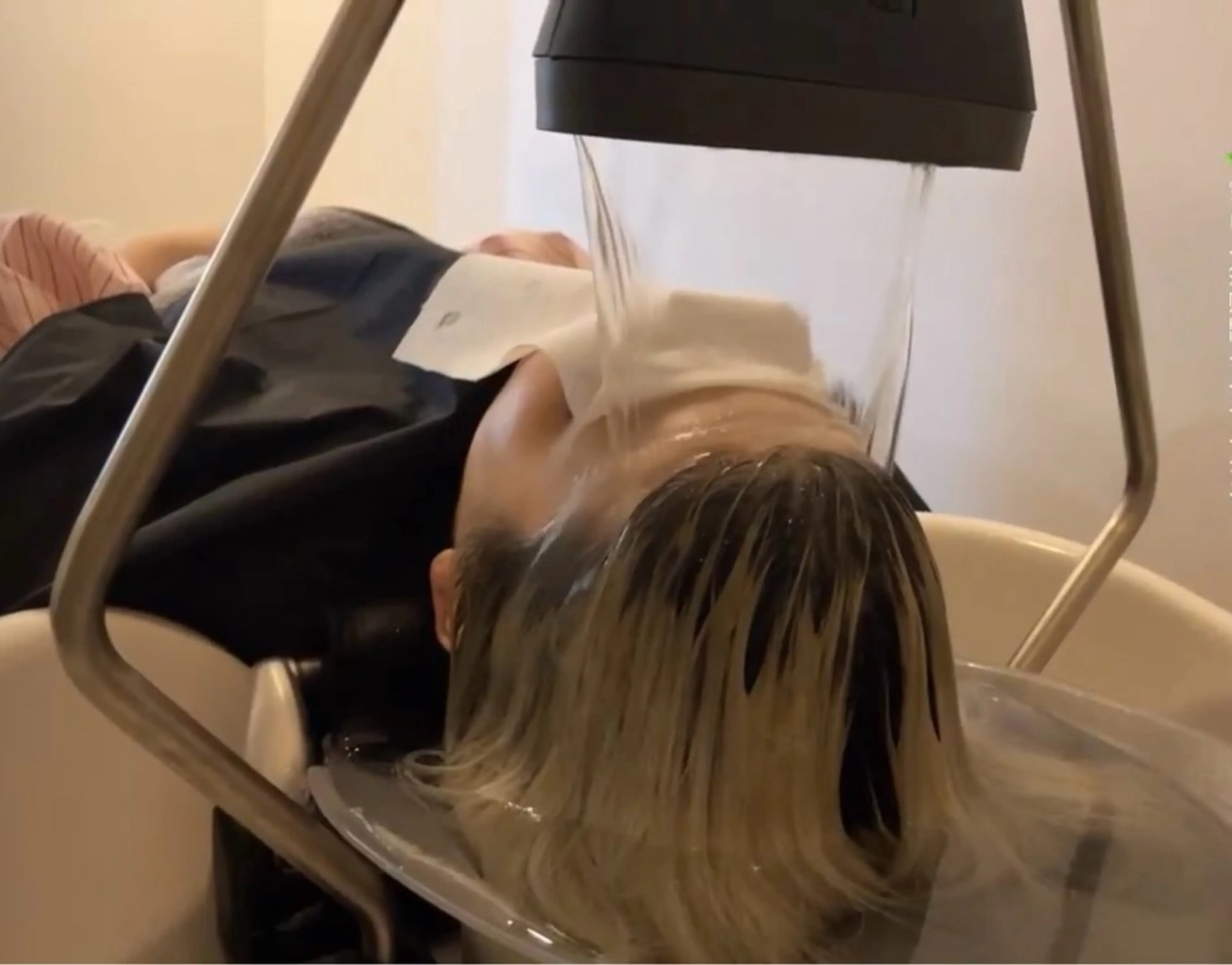 nia所属・柔らかブラウン/栄/ tomitaのヘアスタイル