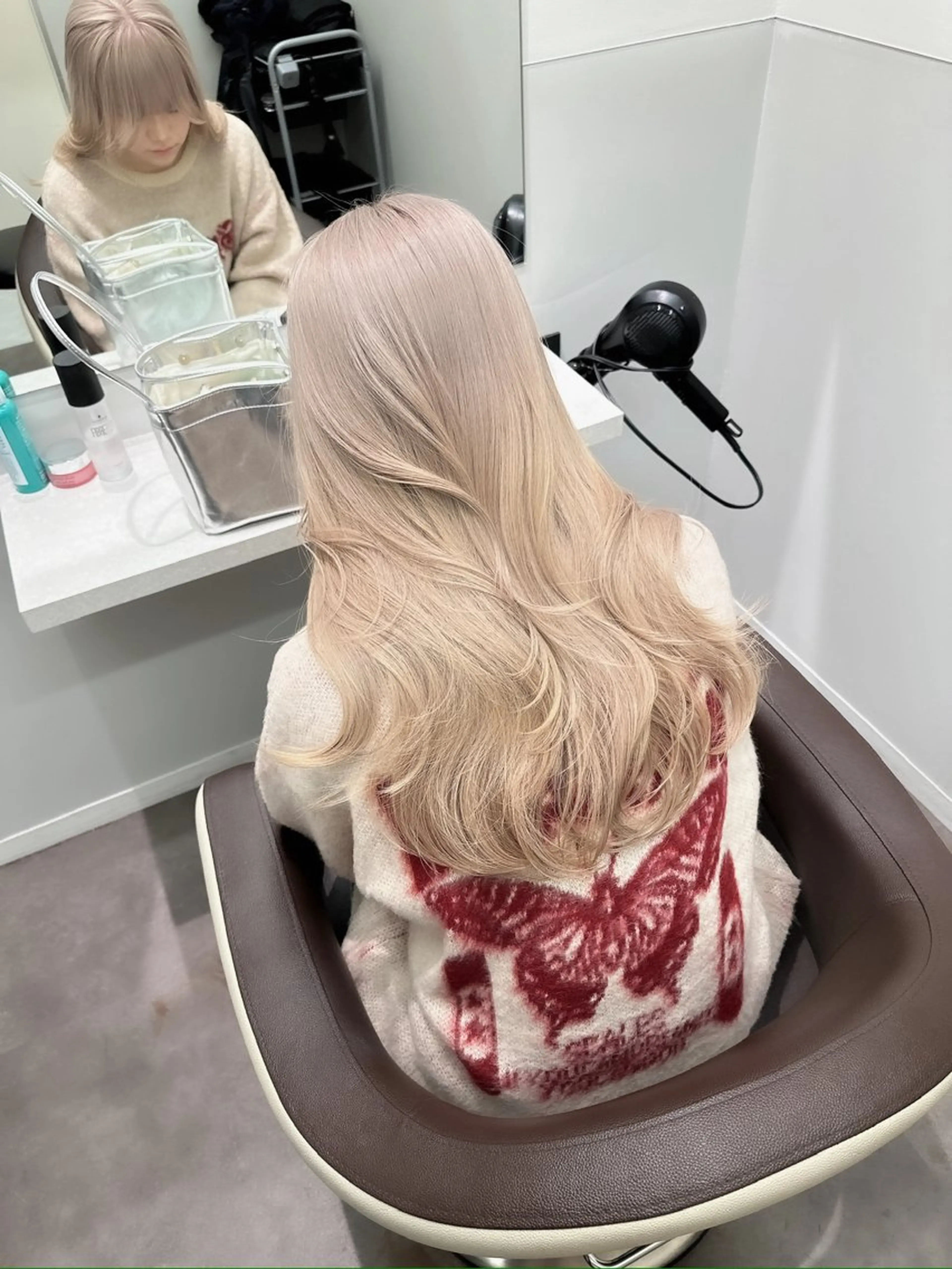 ロング ヘアカラー トリートメント ヘアセット グレー/ベージュ /髪質改善 れいとのヘアスタイル