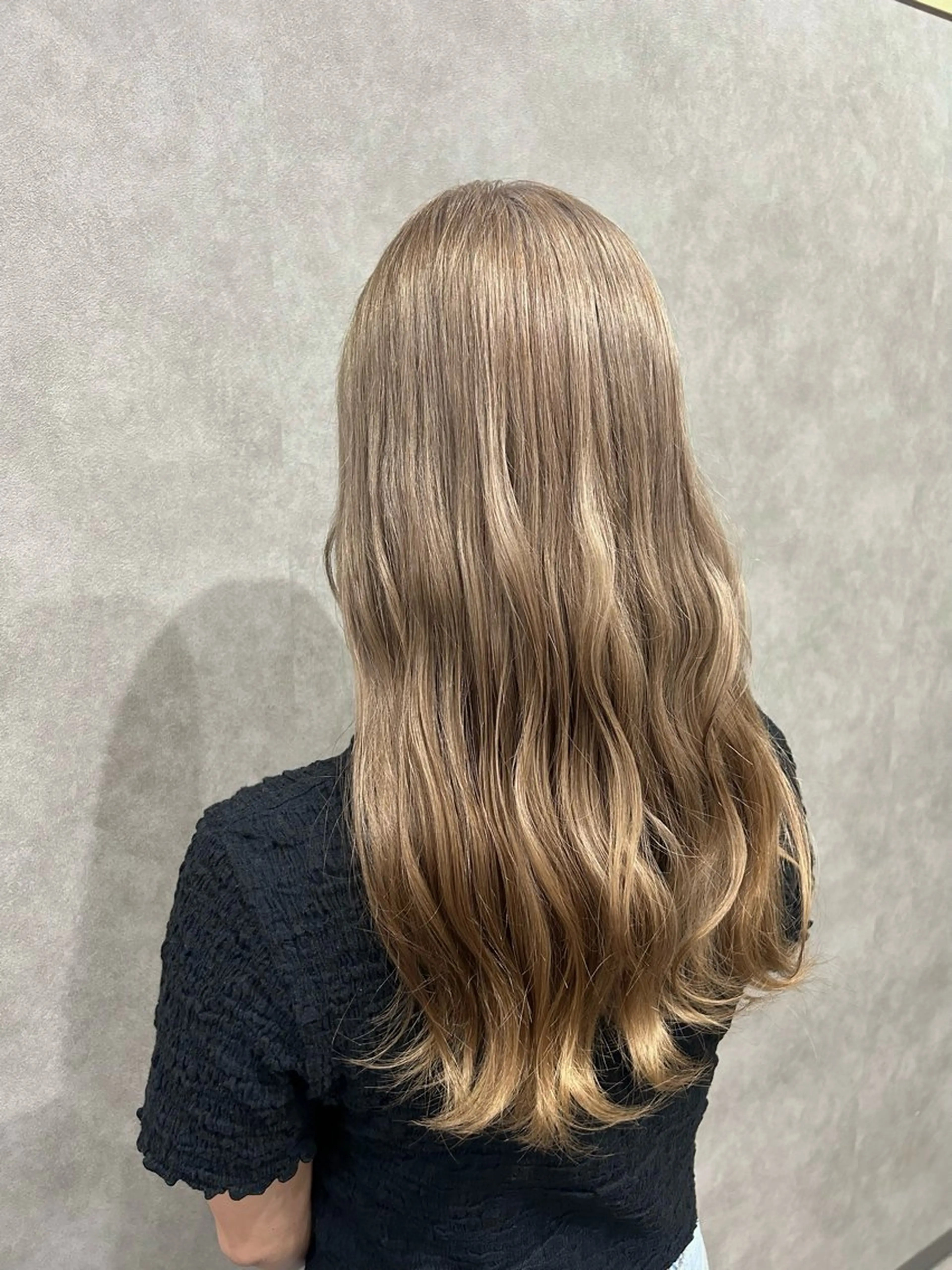 ロング カラー グレージュ ミルクティーグレージュ ヘアカラー トリートメント 廣瀬 あずさのヘアスタイル