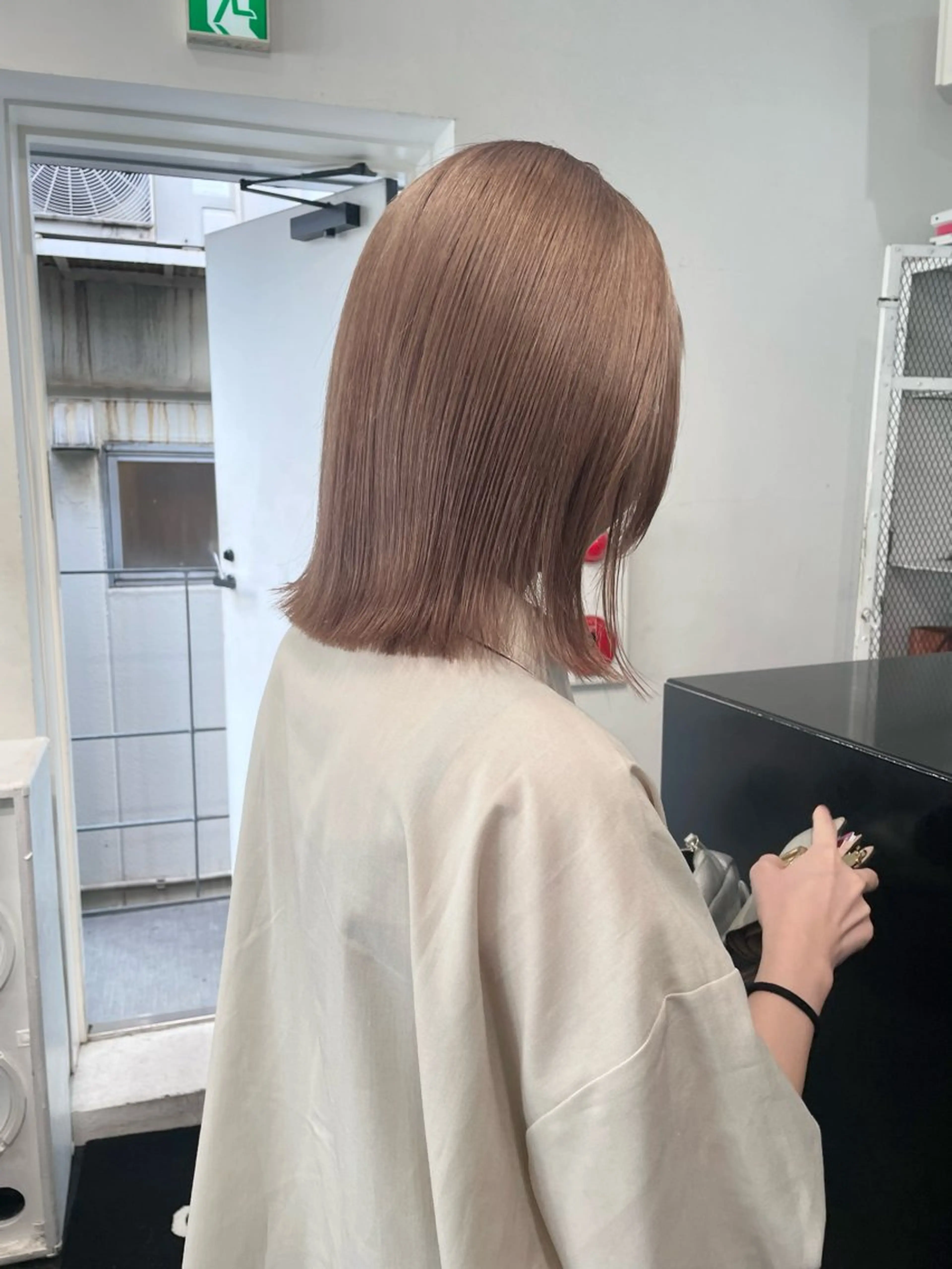 ミディアム カラー ヘアアレンジ ベージュカラー ブリーチ ミルクティーベージュ カット ヘアカラー トリートメント 艶ハイトーン/ヘア アレンジAYAKAのヘアスタイル