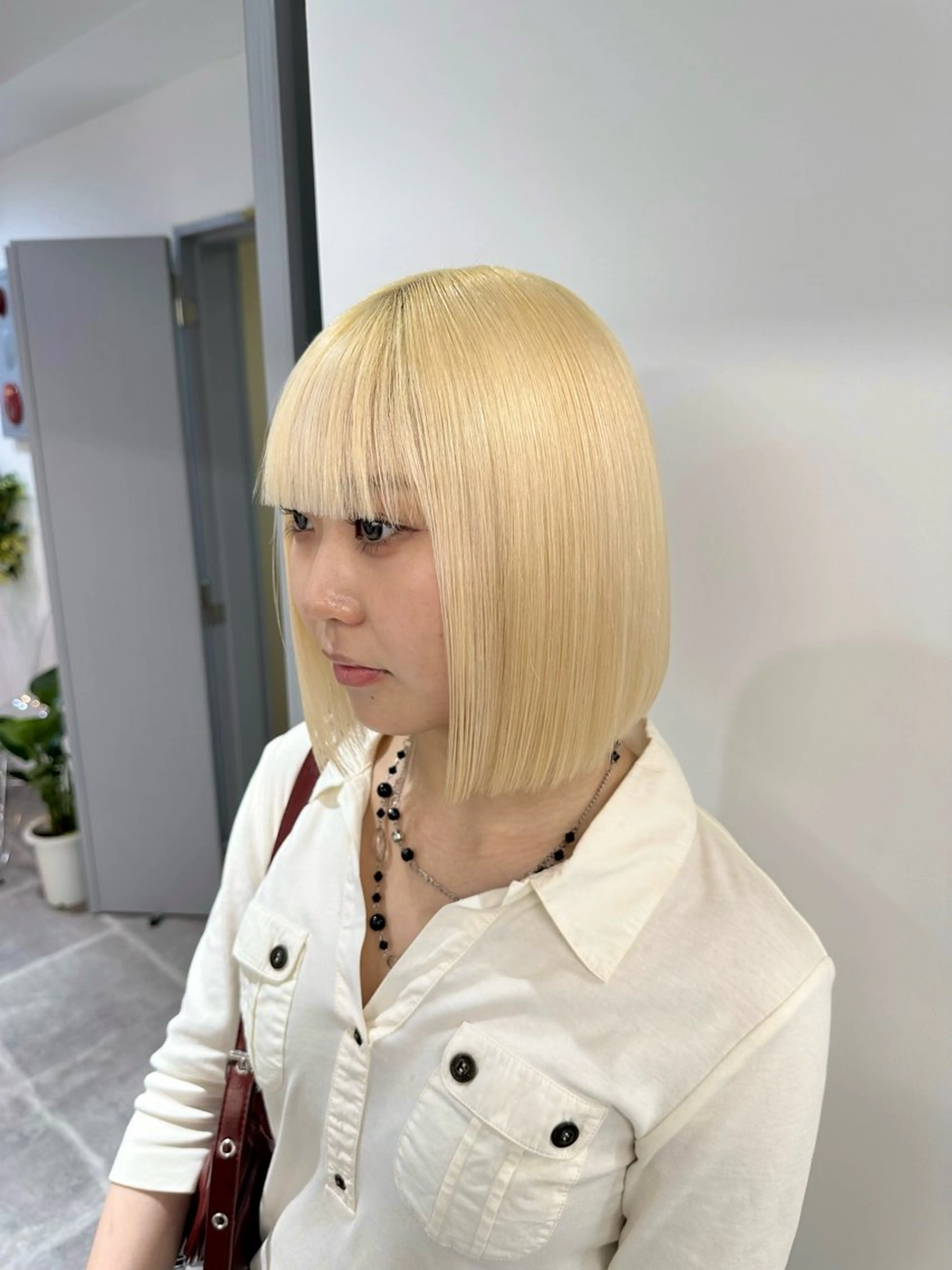 ミディアム ハイトーン/ 縮毛矯正のヘアスタイル