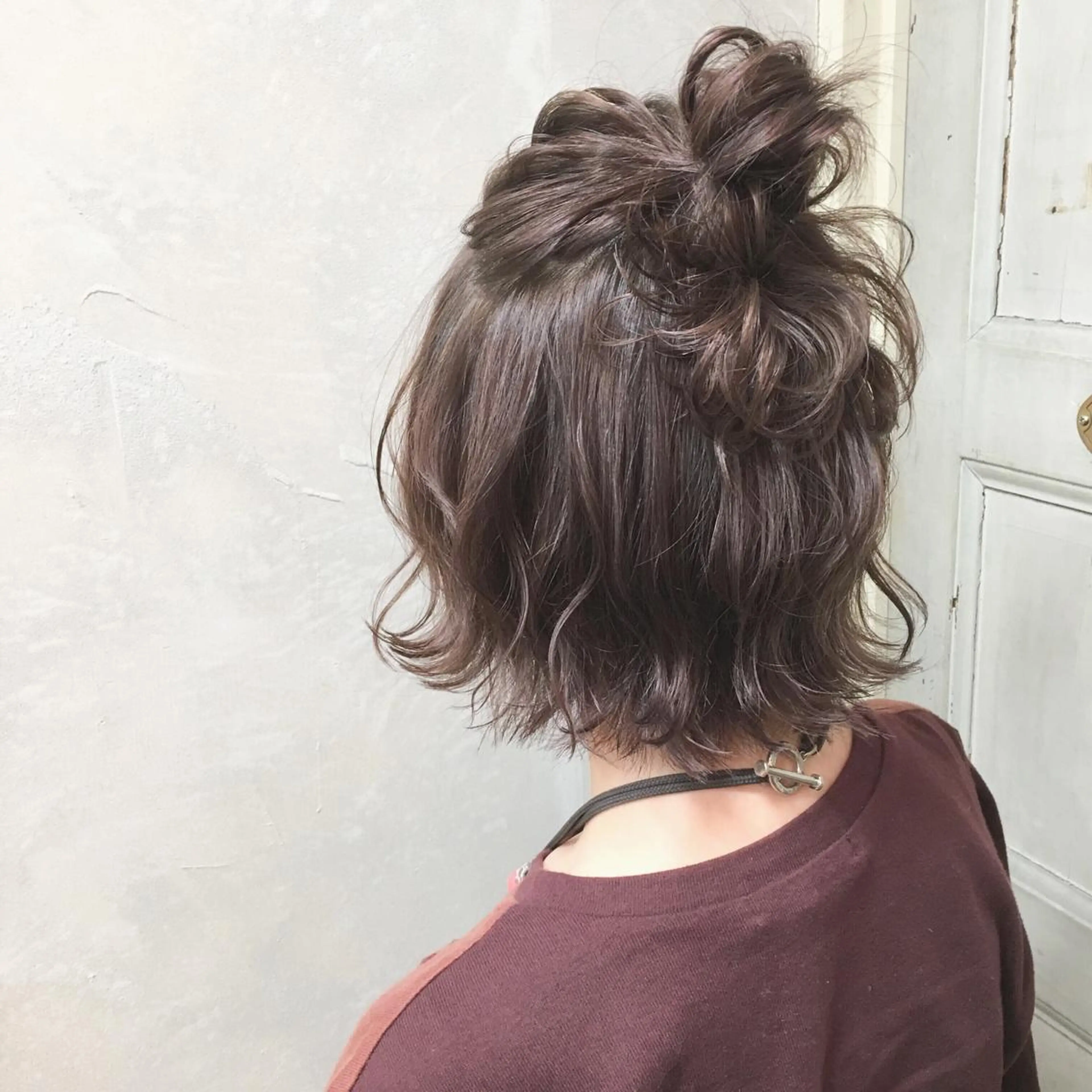 ショート カラー ヘアアレンジ お団子ヘア ブリーチ グレージュ ラベンダーカラー ラベンダーグレージュ autre所属・大久保 ひでなりのヘアスタイル