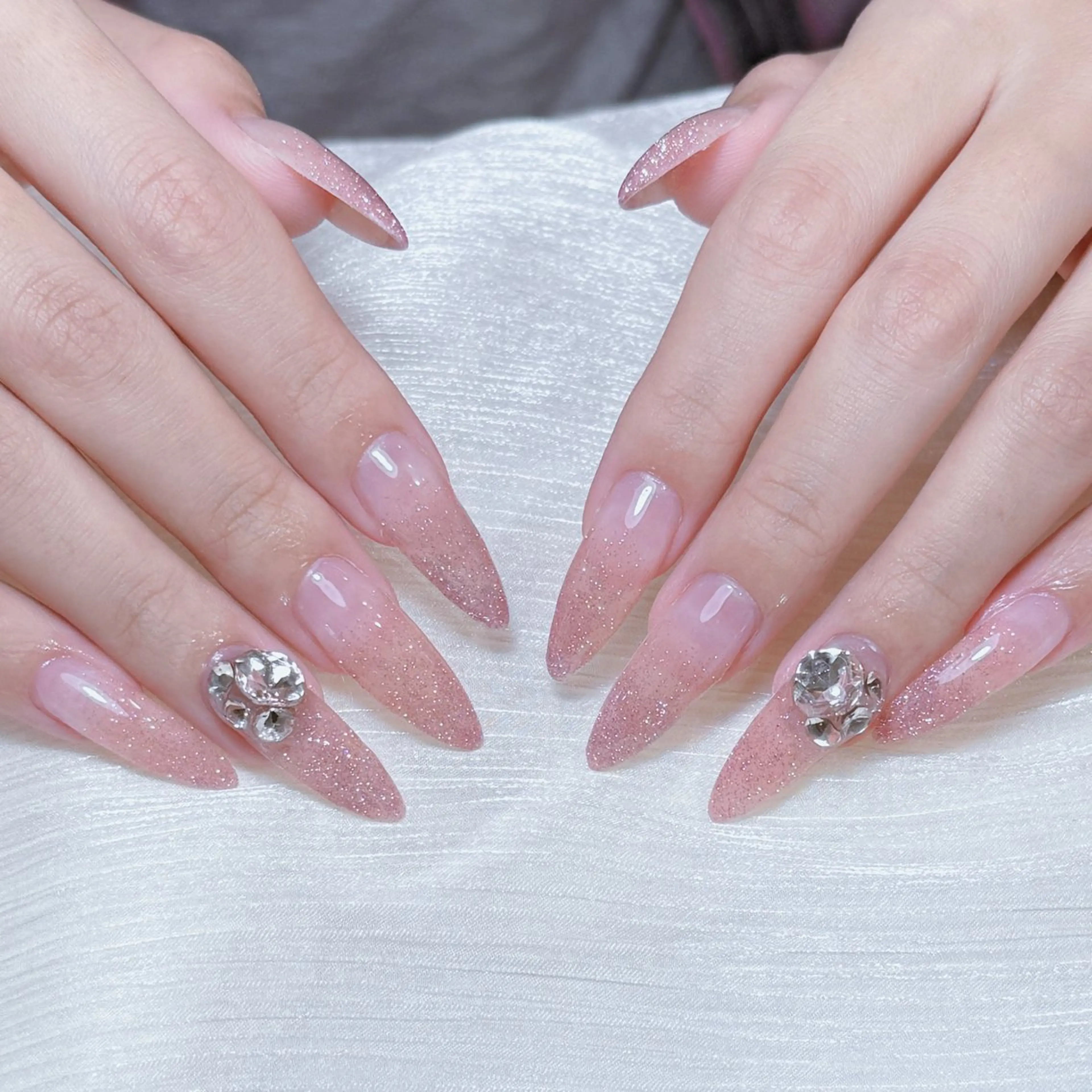 12月⭐️オフ無料⭐️🧚🏻‍♀️🍒チップ長さだし🍒ワンカラー&ラメグラ🎁ストーン10個ORパーツ2個プレゼントの写真