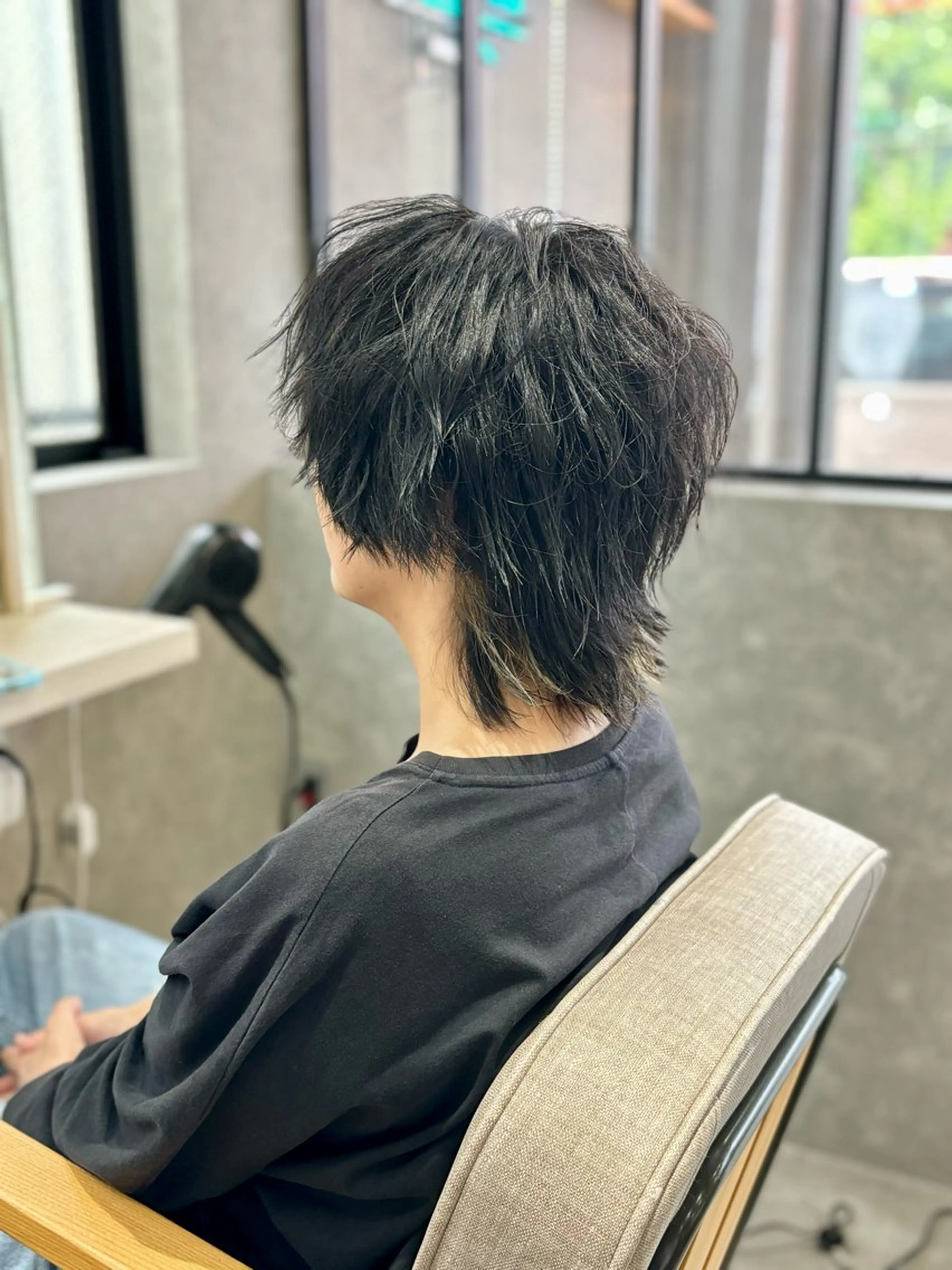 ショート メンズ センターパート メンズハイトーン マッシュウルフ マッシュ メンズパーマ カット 長谷川 湧のヘアスタイル