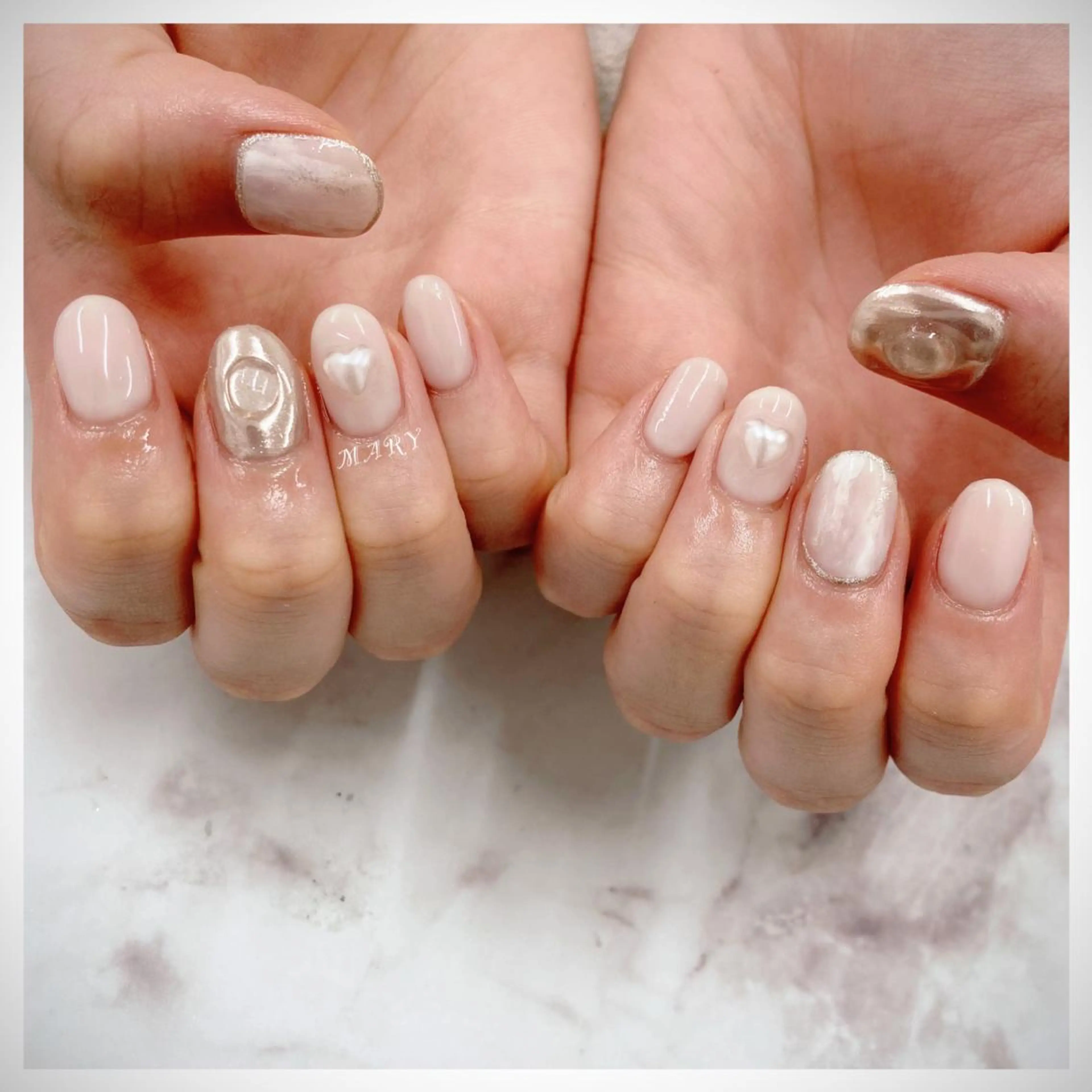 ネイル ハート ミラーネイル ニュアンスネイル ワンカラーネイル ホワイト ハンドネイル Mary nail所属・Mary nail .narumiのネイルデザイン