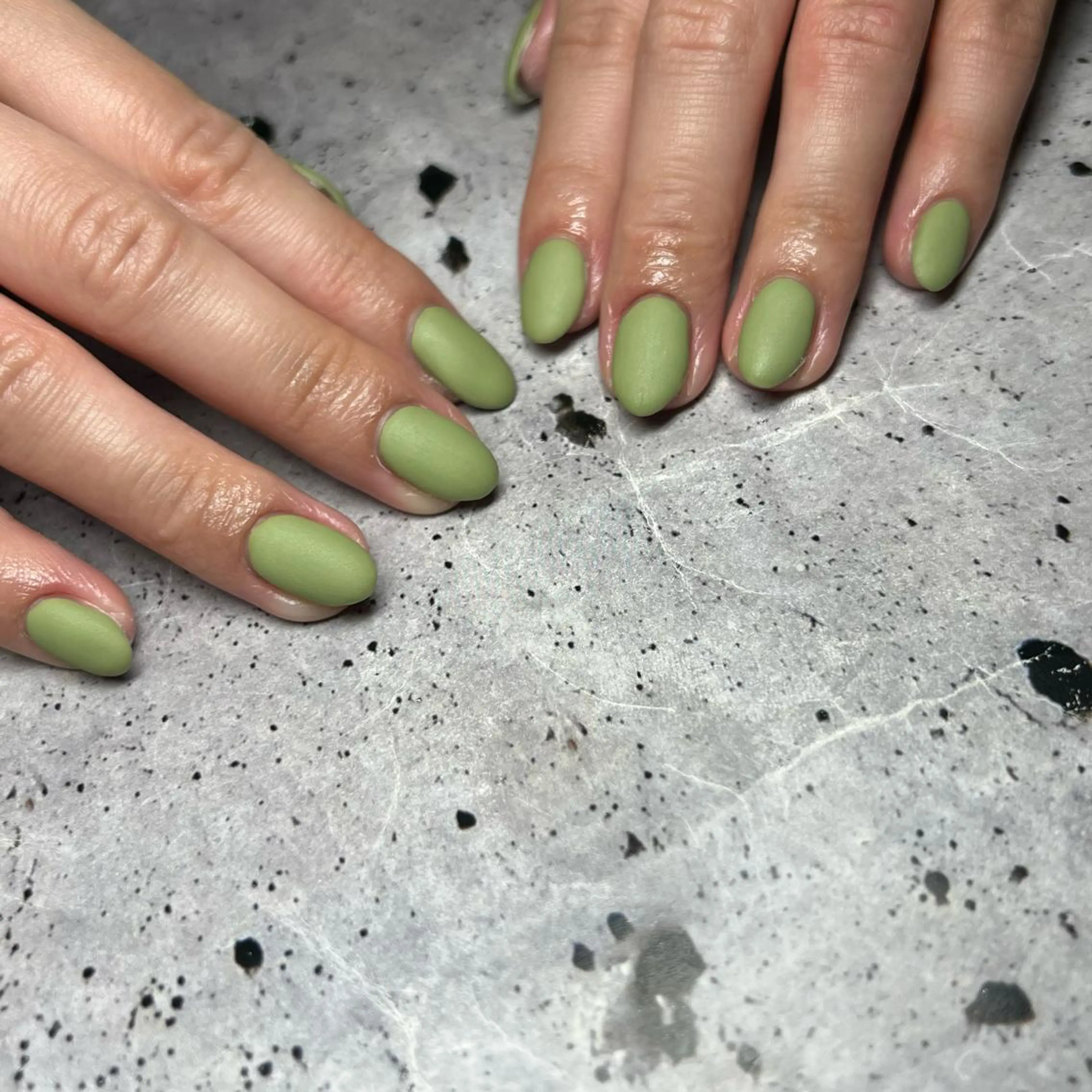 ネイル グリーン マットネイル ハンドネイル 𝐫𝐚𝐢 𝐧𝐚𝐢𝐥のネイルデザイン