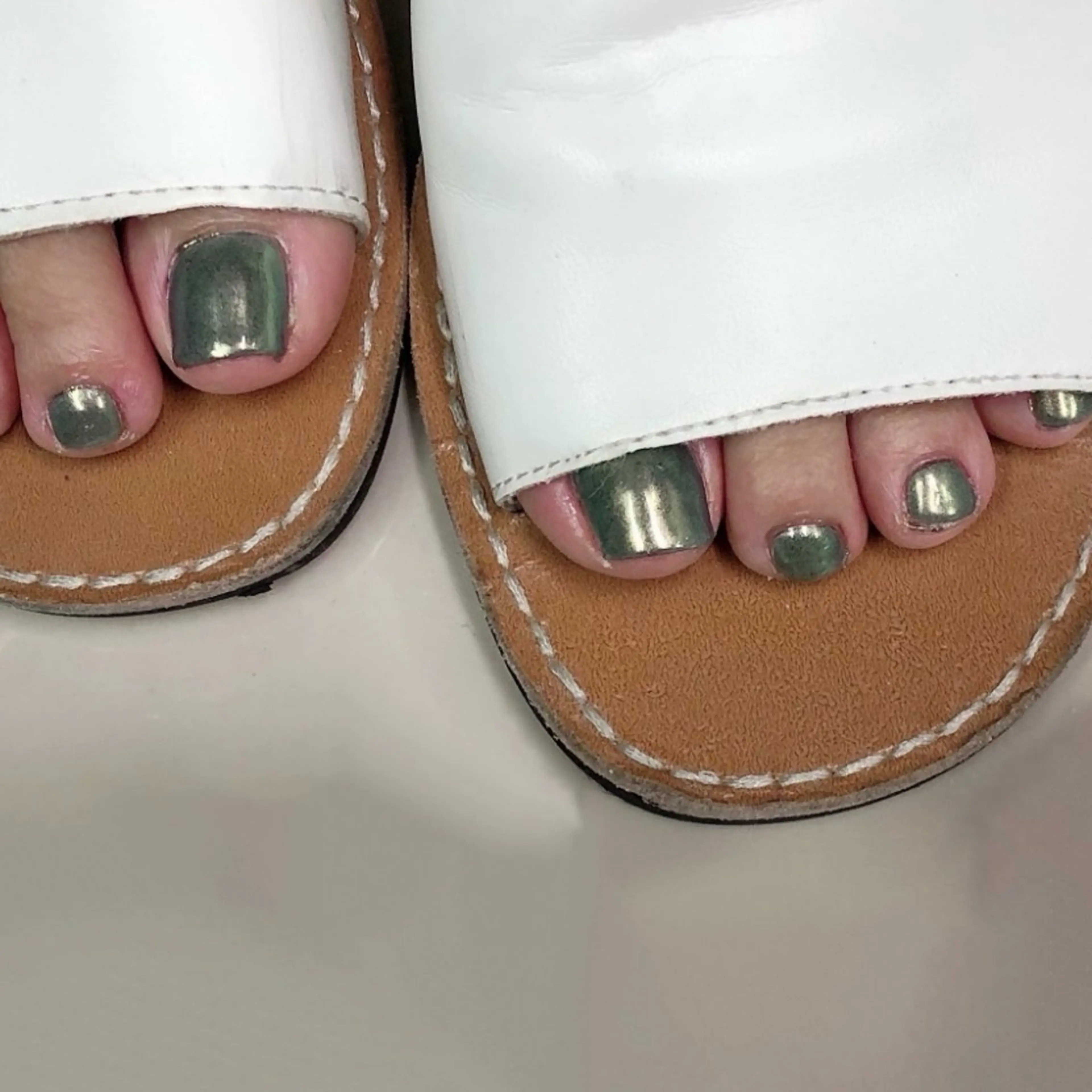 ネイル アートネイル べっ甲ネイル フットネイル ジェルネイル グリーン フットネイル nailstudio eviz新宿店のネイルデザイン