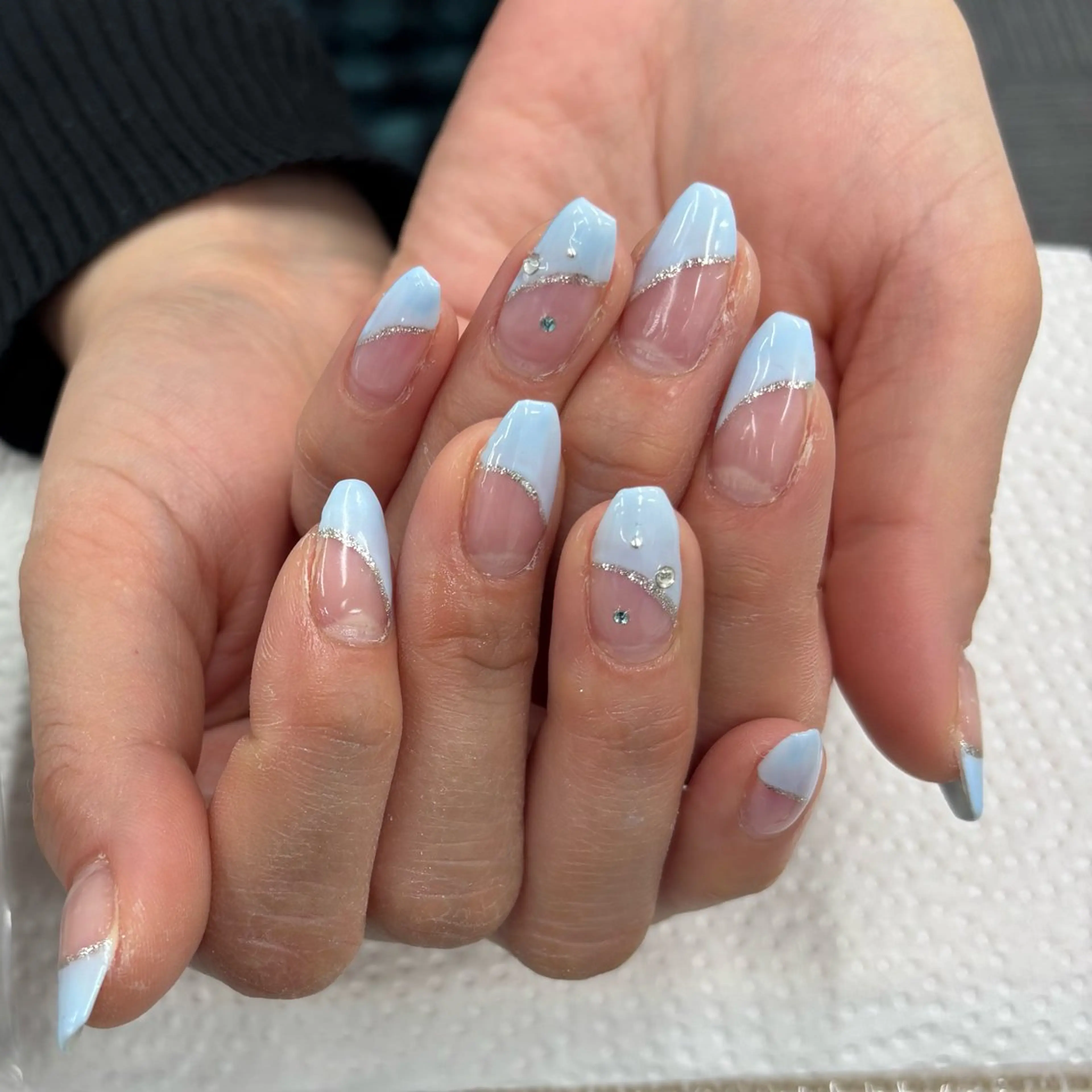 ネイル ブルー フレンチネイル マットネイル 斜めフレンチ ストーンネイル 小尾 愛華のネイルデザイン