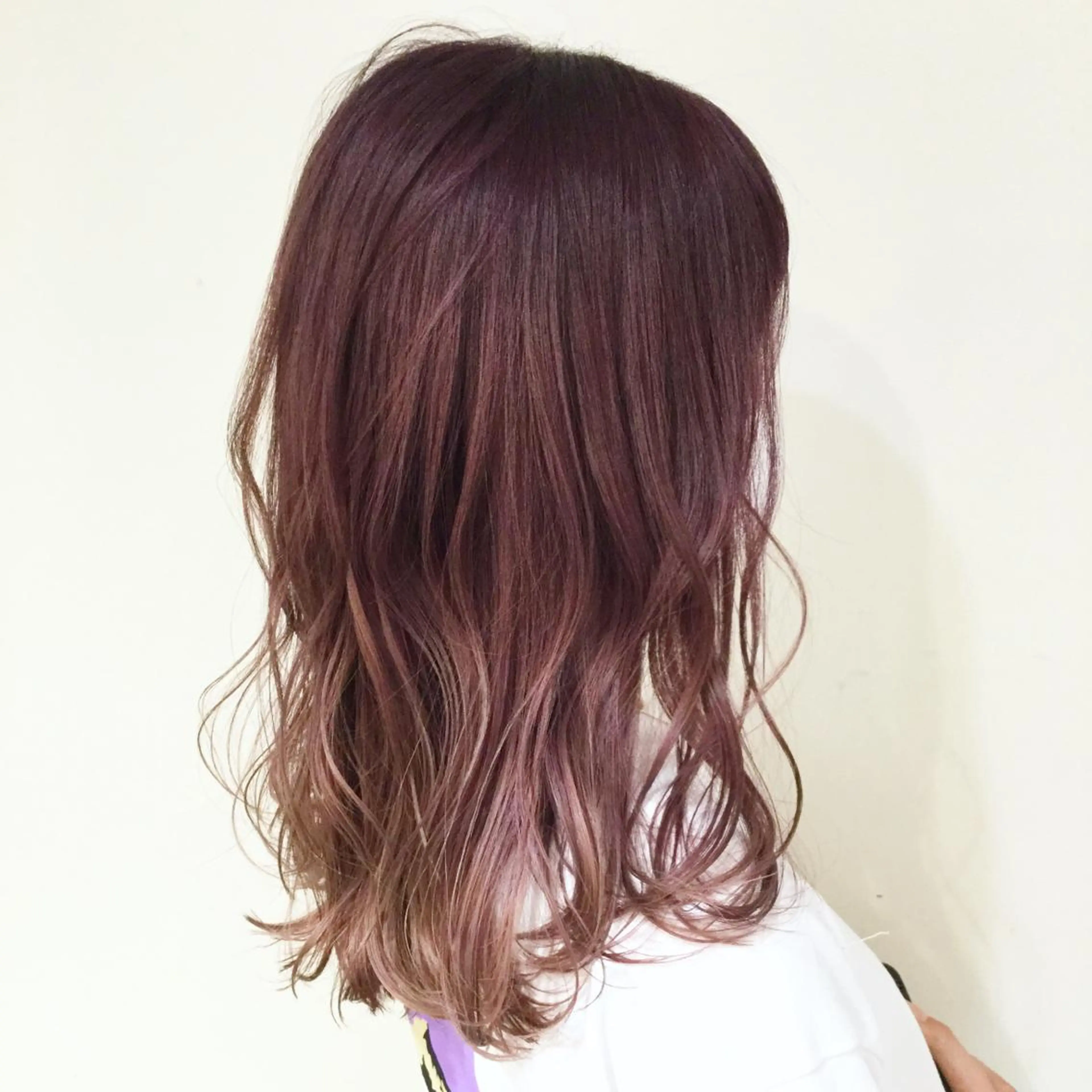 ミディアム カラー アッシュ アッシュグレー アッシュグレージュ バレイヤージュ ミストバング AMI Hair  supply所属・髪質改善カラー 韓国風レイヤーのヘアスタイル